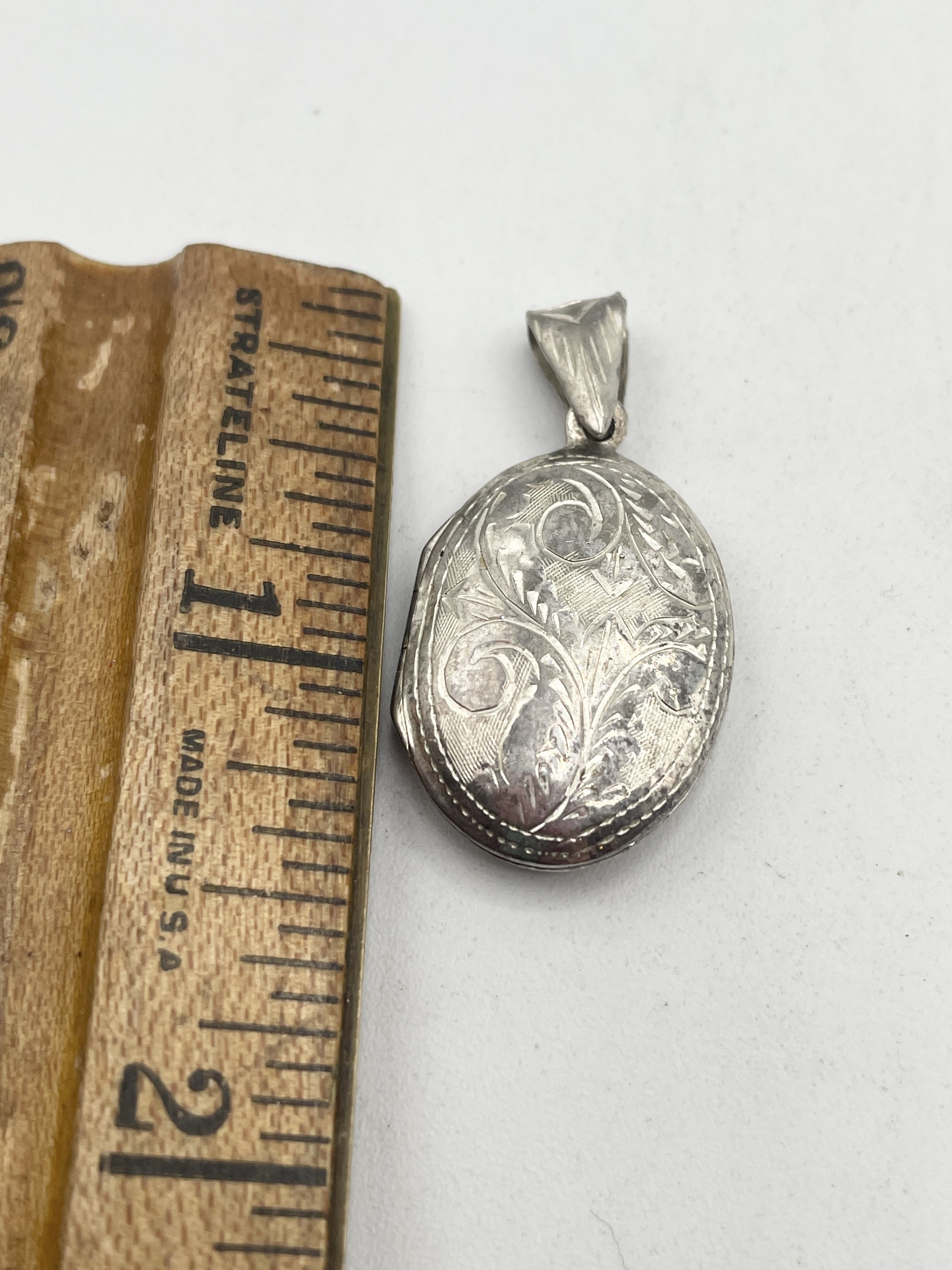 Vintage Vintage Sterling Silver 925 Thailand Floral Etched Locket Pe Size ONE SIZE - 3 Thumbnail
