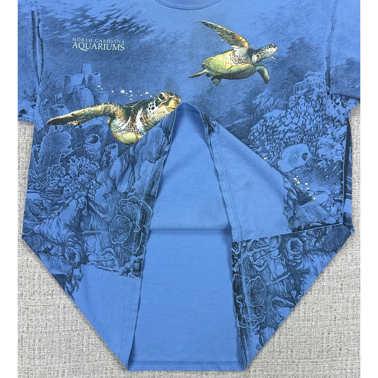 Gildan North Carolina Aquariums Shirt XL Wrap Around Sea Turtles Size US XL / EU 56 / 4 - 4 Thumbnail