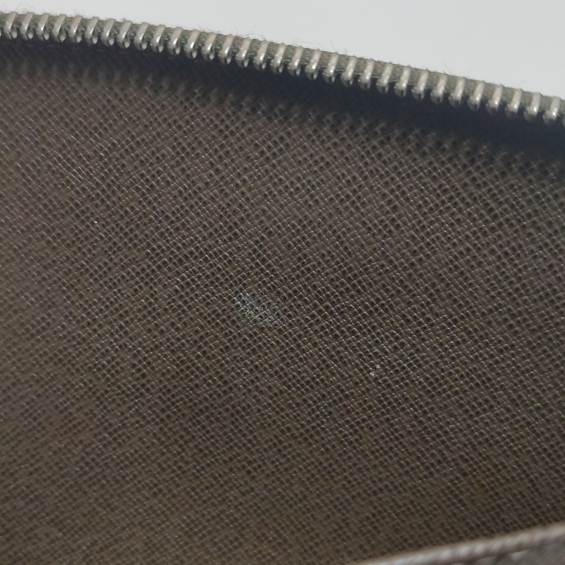 Louis Vuitton Louis Vuitton (LV) Atoll leather solid color zipper clutch Size ONE SIZE - 1 Thumbnail