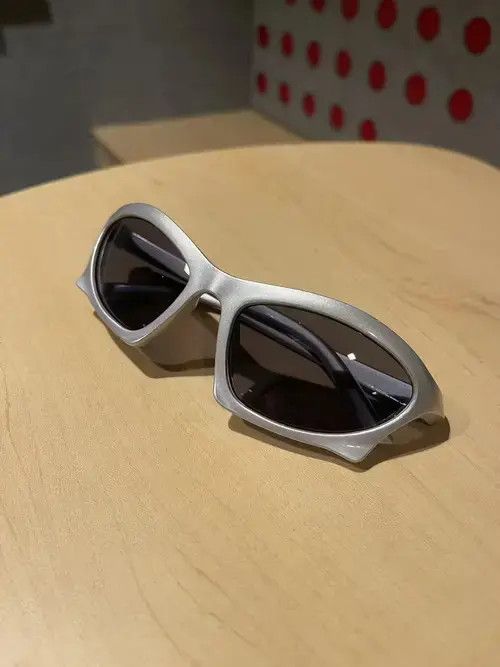 VIBE Punk Retro Y2K Sunglasses Size ONE SIZE - 4 Thumbnail