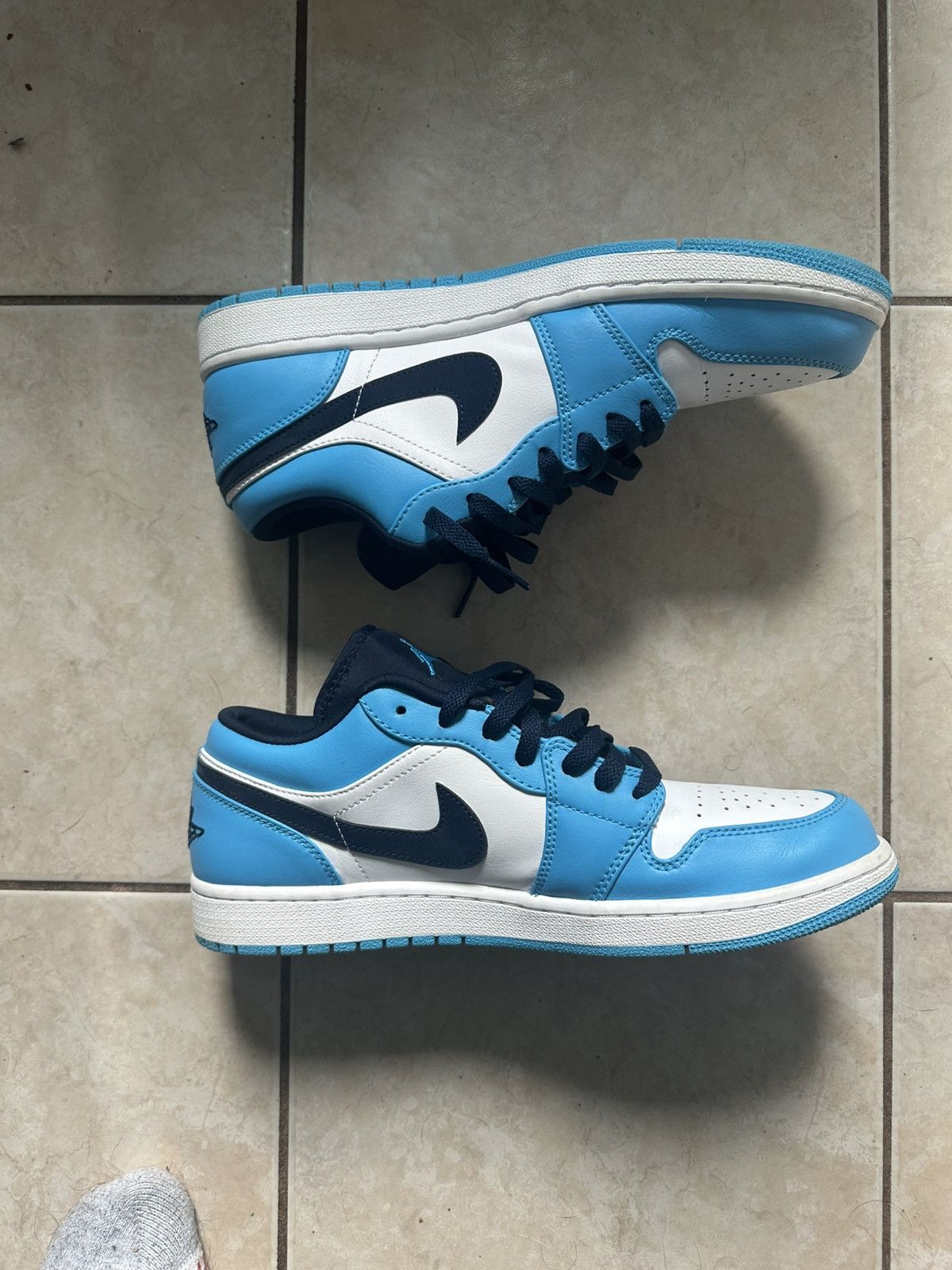 Jordan Brand AIR JORDAN 1 LOW UNC Size US 11 / EU 44 - 2 Thumbnail
