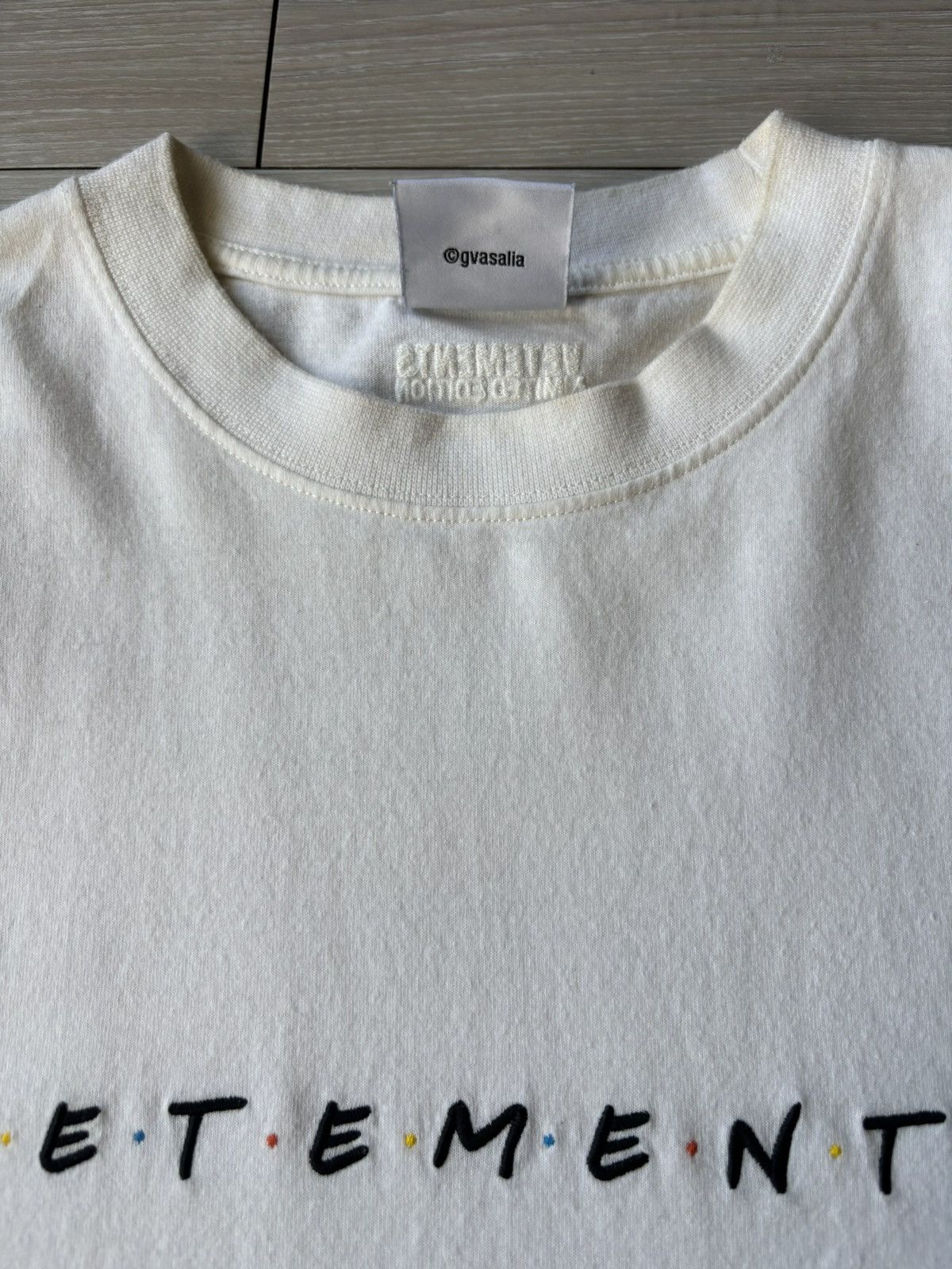 Vetements Vetements Friends Logo Embroidered White T - Shirt Size US XL / EU 56 / 4 - 5 Thumbnail
