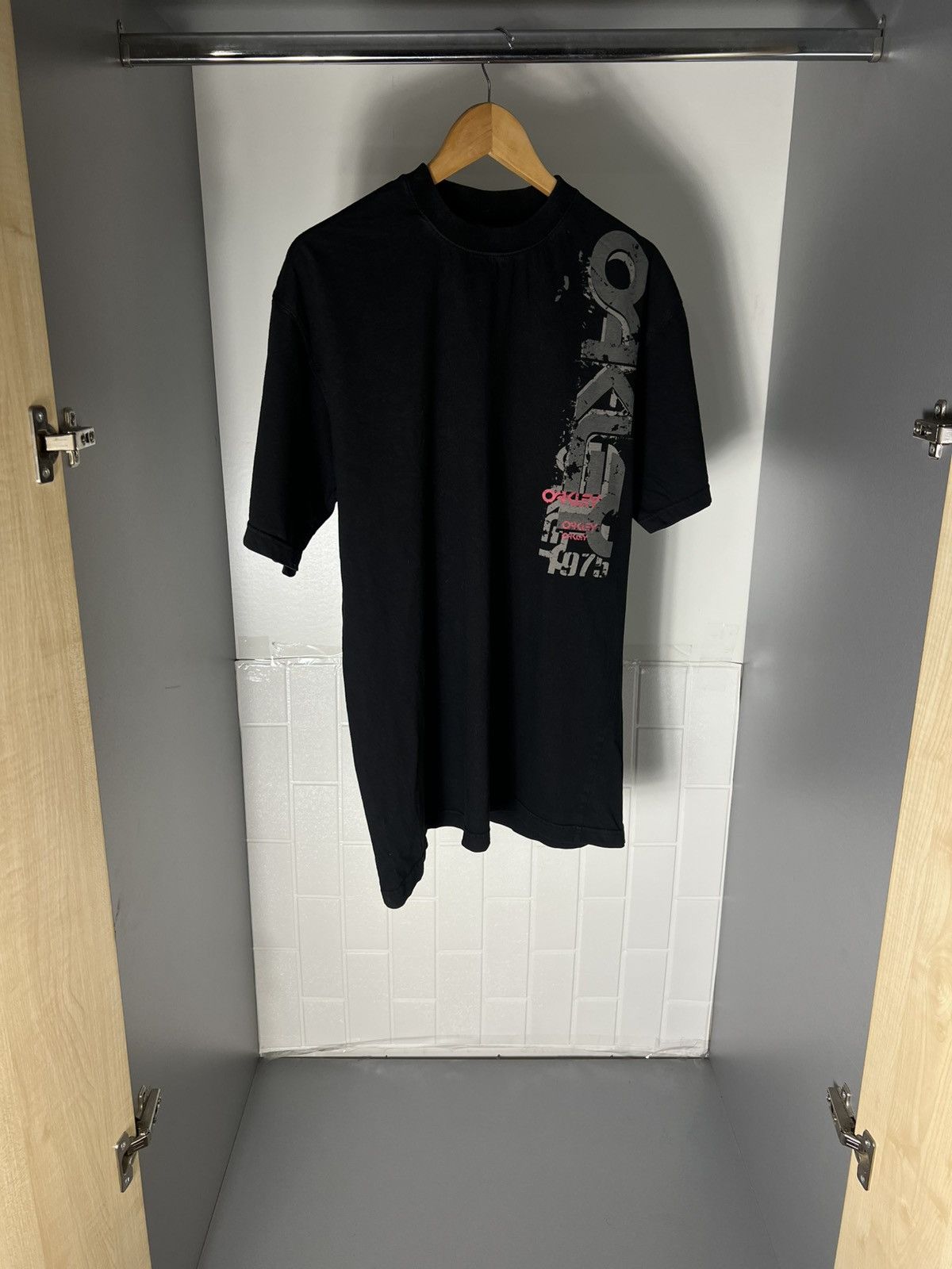 Oakley VINTAGE OAKLEY ART DESIGNER SURF T-SHIRT RETRO SK8 Y2K 90s Size US XL / EU 56 / 4 - 3 Thumbnail