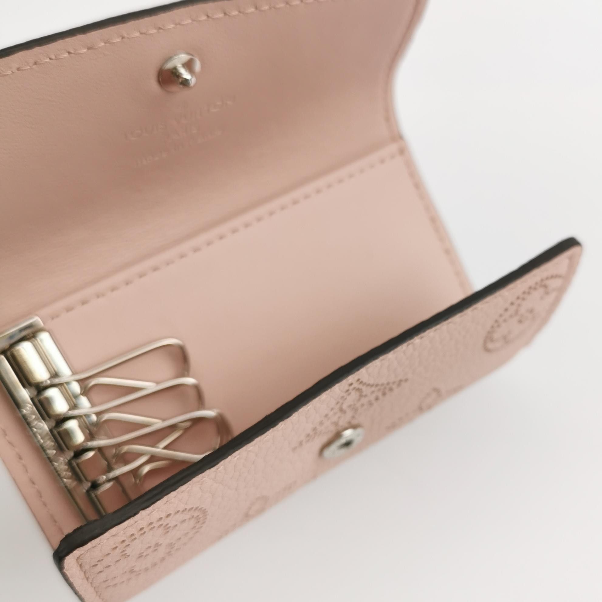 Louis Vuitton Louis Vuitton (LV) Mahina leather solid color hollow old fl Size ONE SIZE - 4 Thumbnail