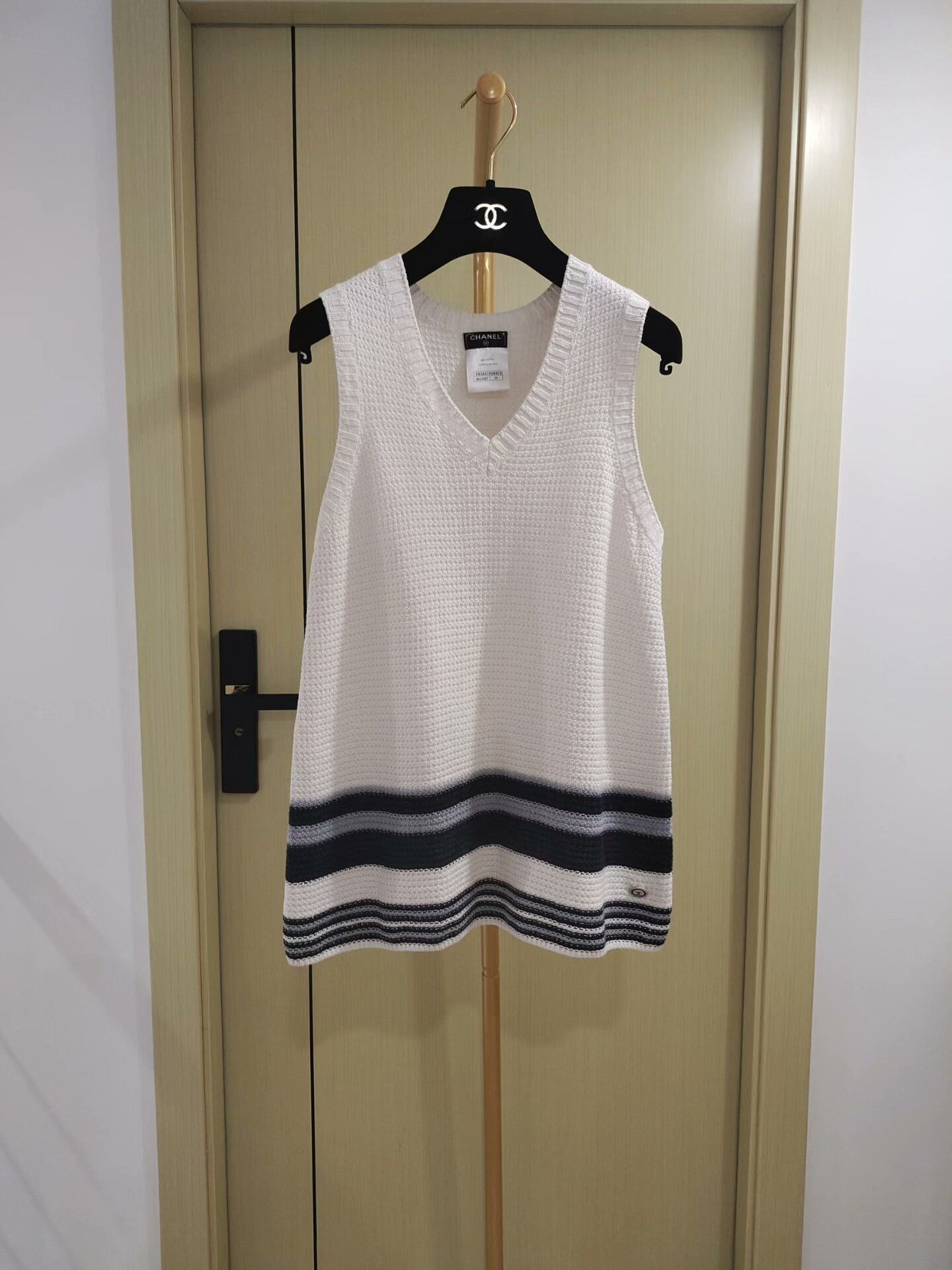 Chanel Chanel Black and White Knit Vest Size XS / US 0-2 / IT 36-38 - 1 Thumbnail
