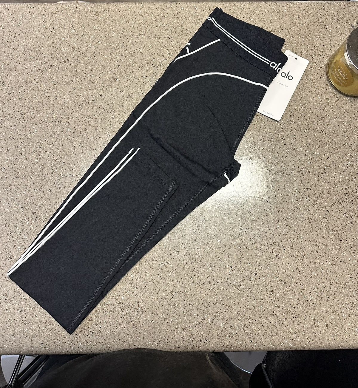 Alo Alo Yoga sets - multiple colors & sizes Size 27" / US 4 / IT 40 - 3 Thumbnail