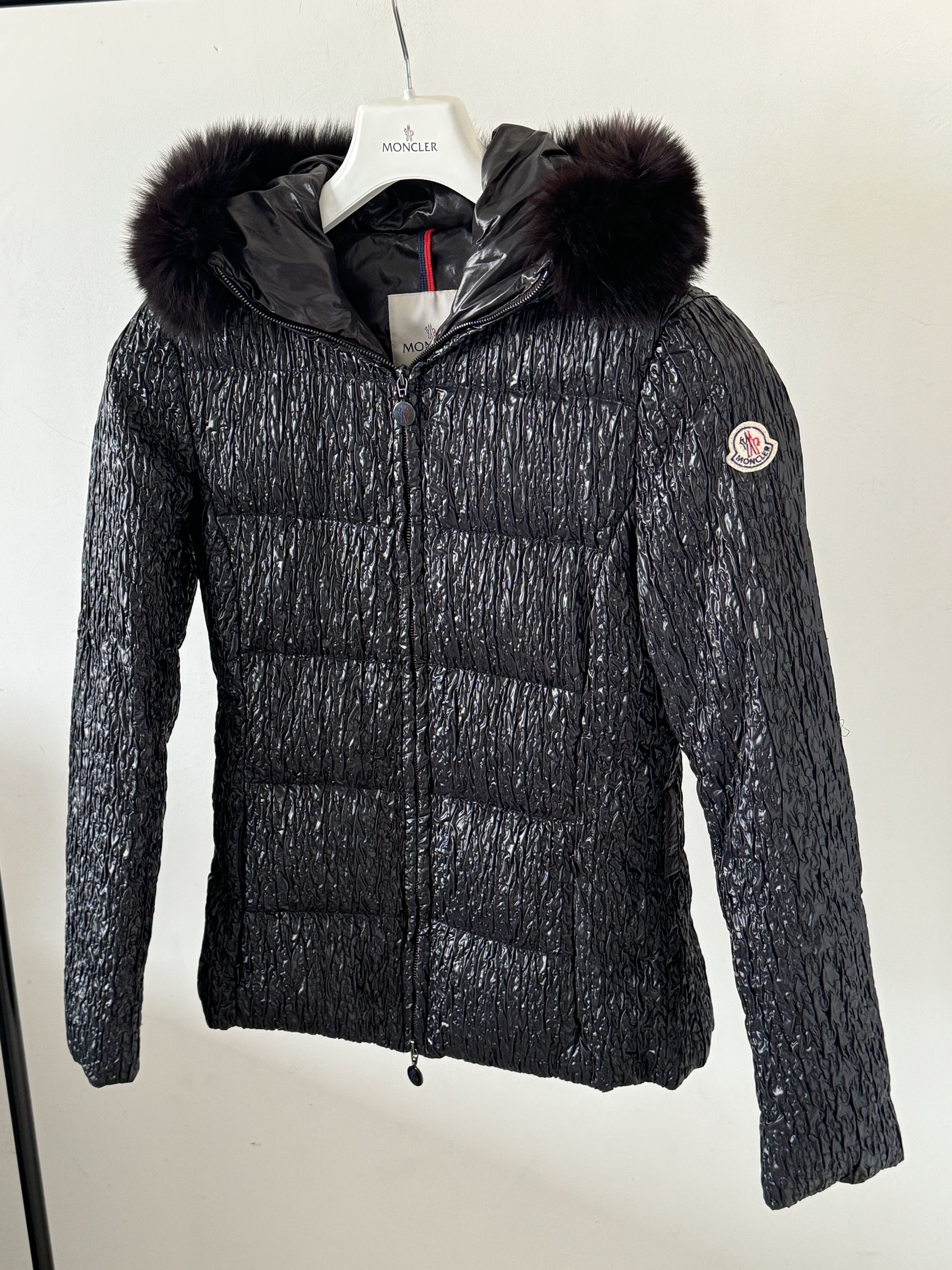 Moncler Moncler black embossed puffer jacket with fur Size M / US 6-8 / IT 42-44 - 2 Thumbnail