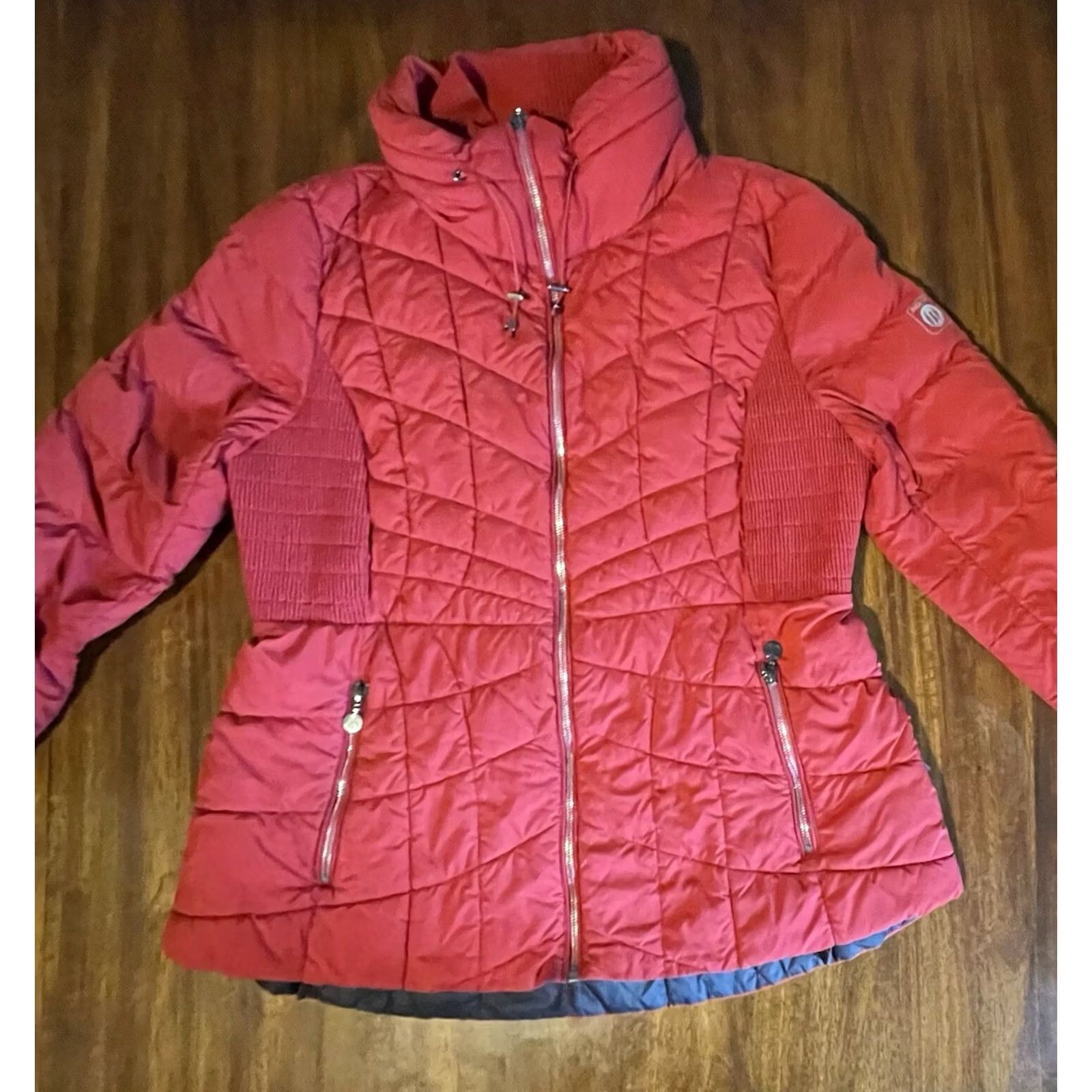 Vintage Bernardo 2XL Puffer Jacket Women’s Full Zip Hood Red Solid Quilted Logo Zip Pockets Insulated Long Sleeve Mid-Length Christmas Outerwear Size XXL / US 16-18 / IT 52-54 - 4 Thumbnail