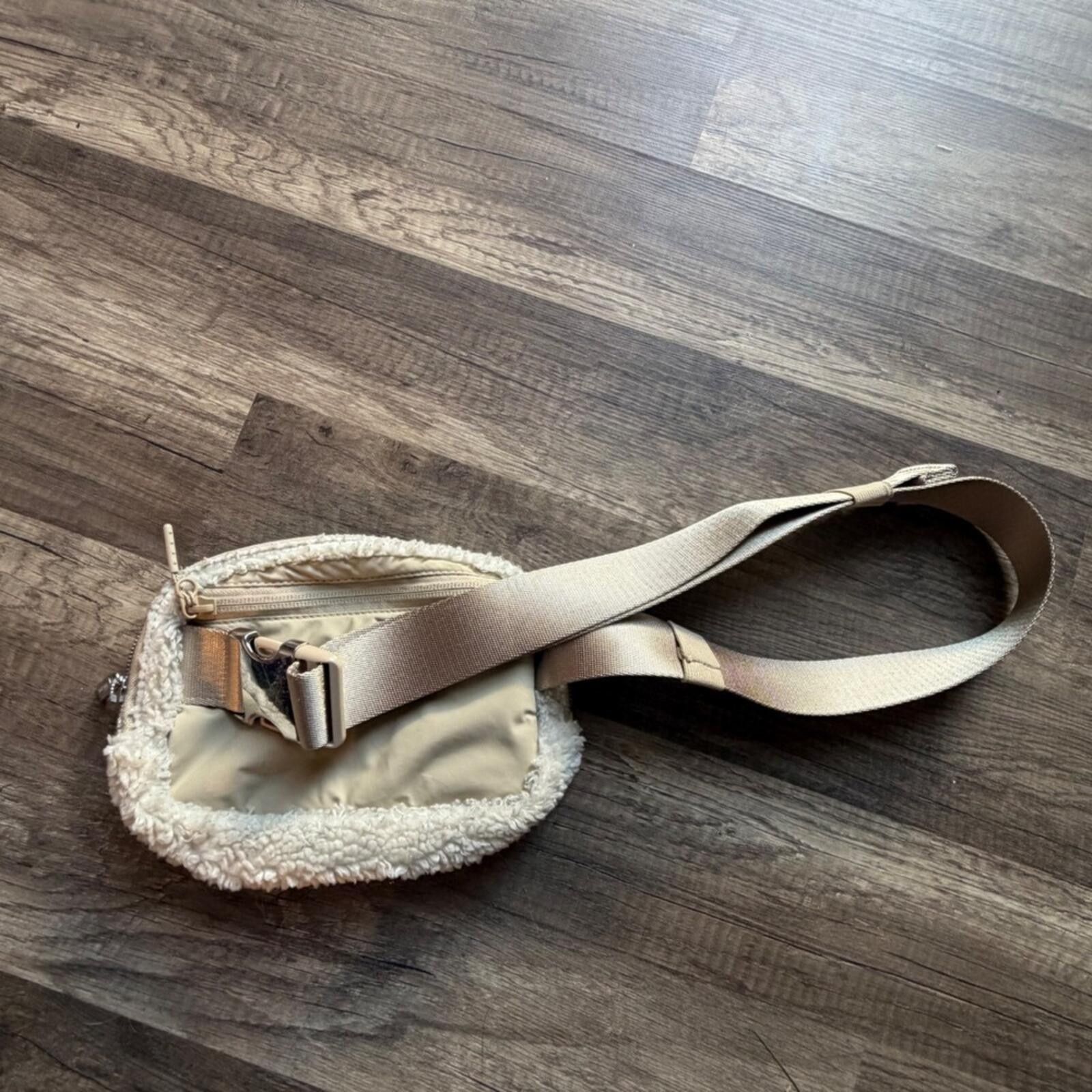 Lululemon Lululemon Everywhere Belt Bag Sherpa Logo Fanny Pack Size ONE SIZE - 4 Thumbnail