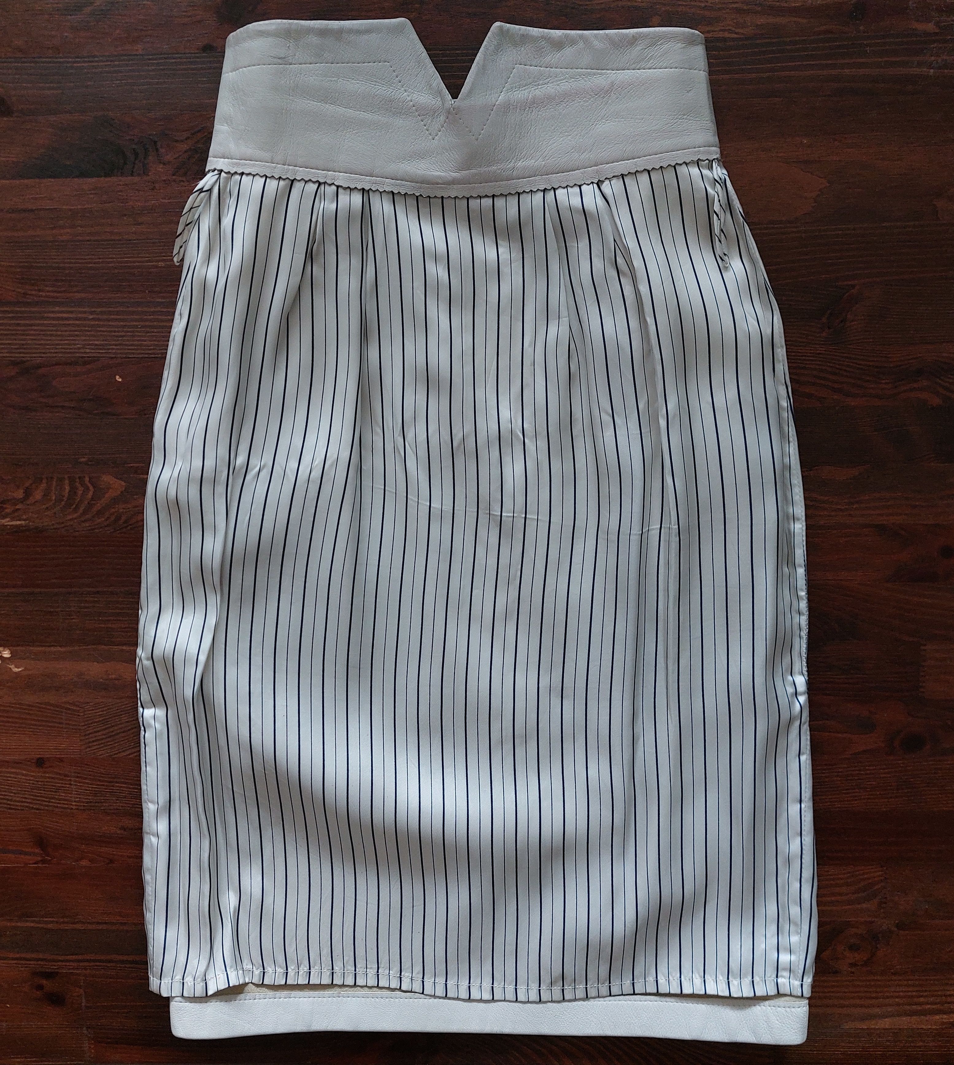 Vintage 1980s leather skirt high-waisted Size 25" / US 0 / IT 36 - 9 Thumbnail