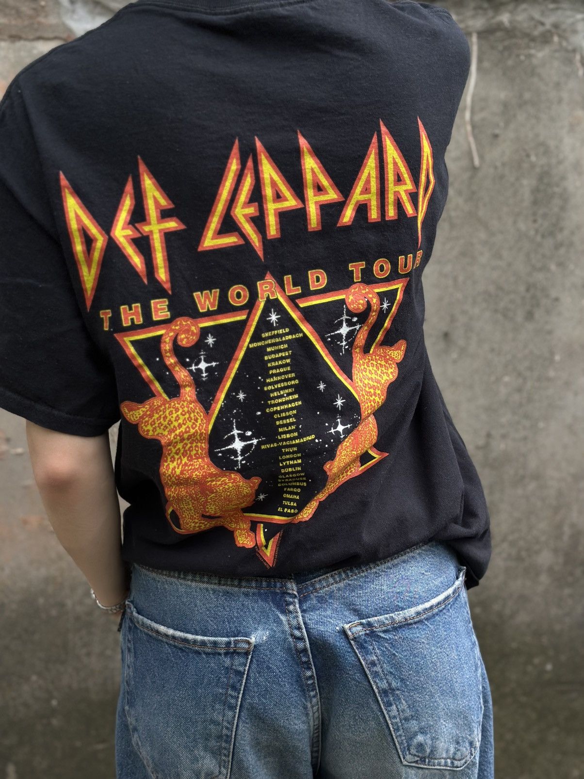 Japanese Brand VTG Adult Def Leppard T-shirts Big Logo Band Rock Tour 00s Size US L / EU 52-54 / 3 - 6 Thumbnail