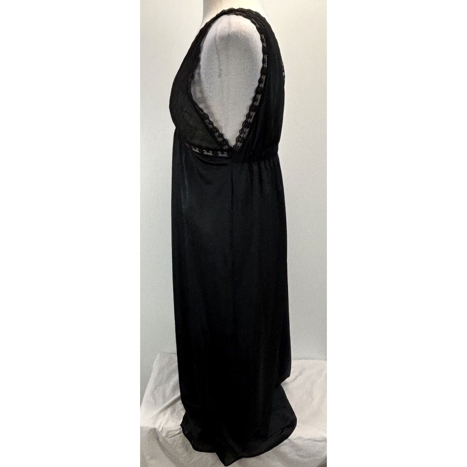 Vintage VINTAGE Deena Nightgown L Black Nylon Lace Trim USA 70s Long Women’s Vtg Made Size ONE SIZE - 2 Thumbnail