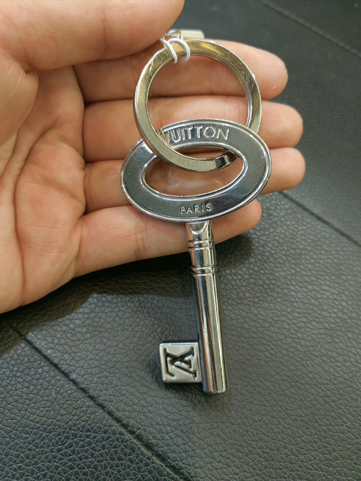 Louis Vuitton LOUIS VUITTON Travel Key Key Holder Silver Size ONE SIZE - 1 Thumbnail