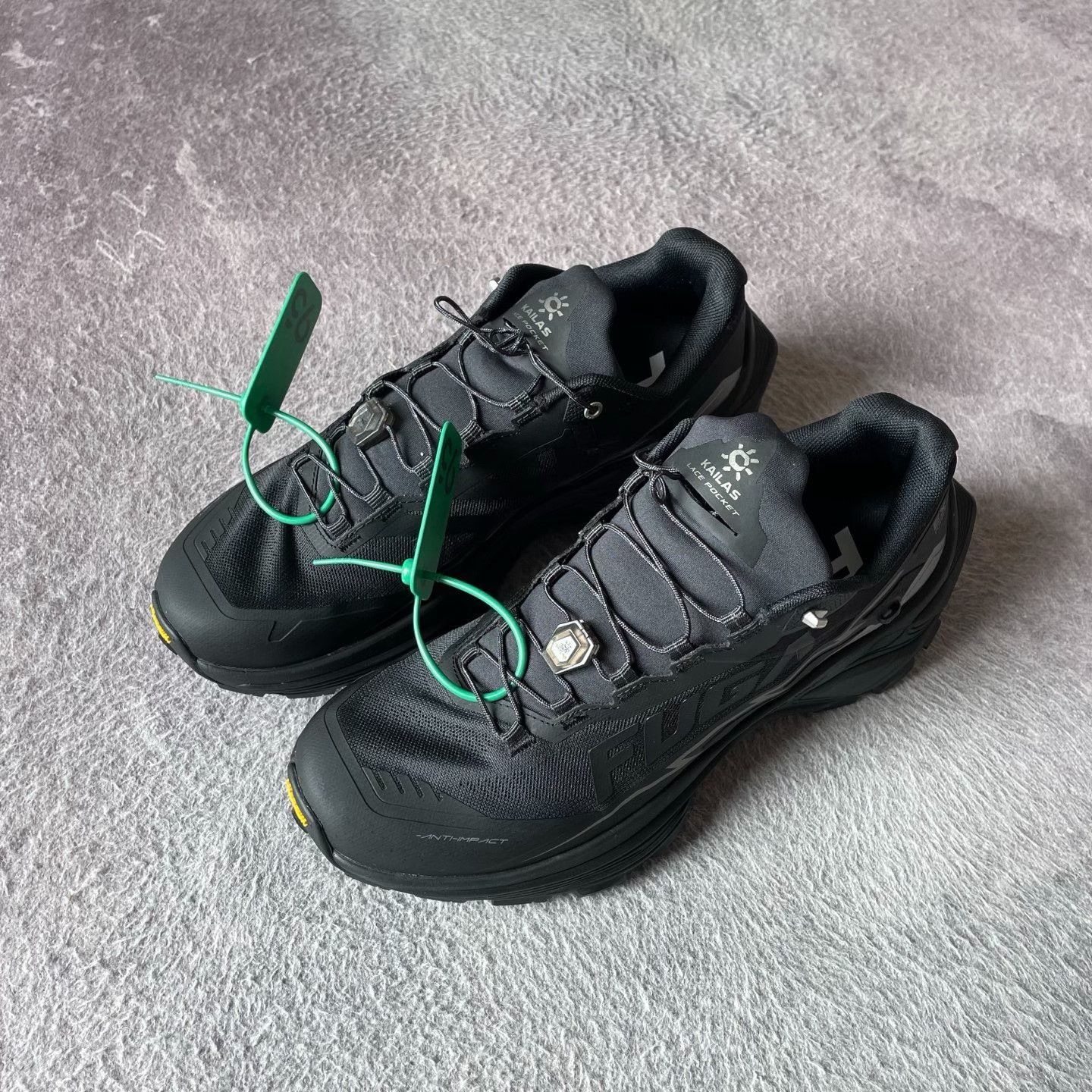 Yeezy Yeezy Black Lowtop Sneakers 42 Men Size US 9 / EU 42 - 1 Thumbnail