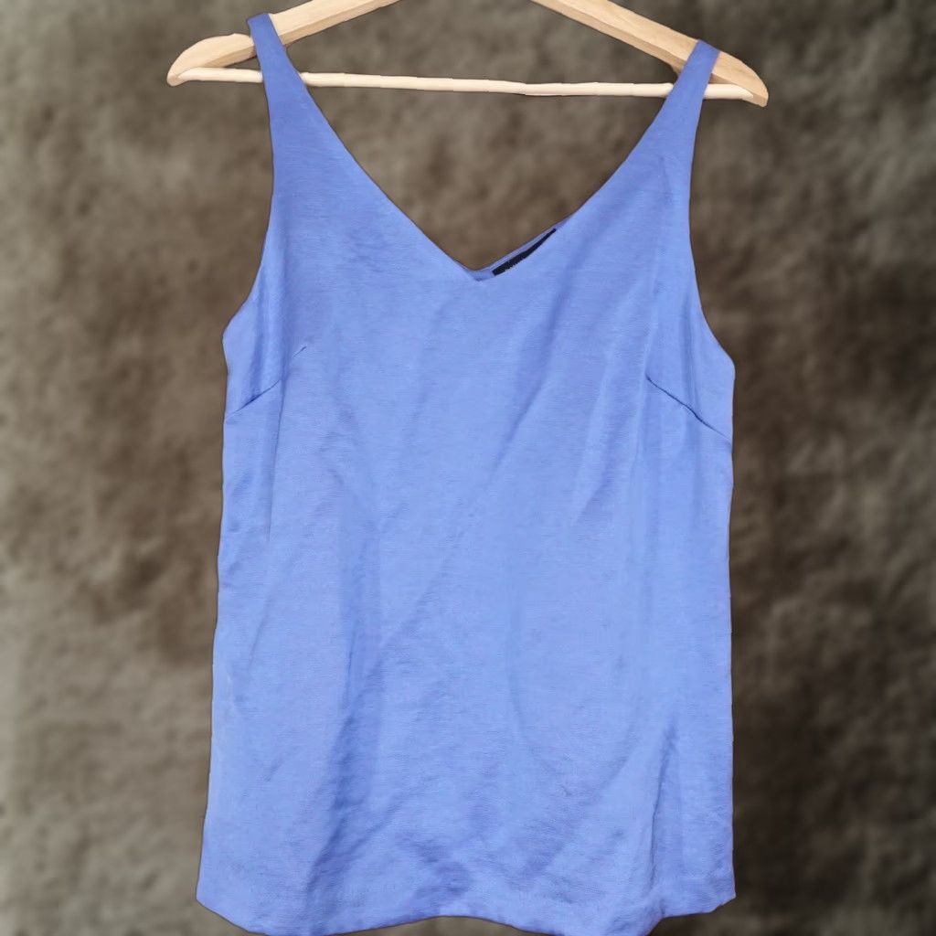 Banana Republic Banana Republic Tank Top Womens XS Blue Sleeveless V Neck Camisole Camisole Tank Top Women XS Blue V-Neck Lightweight Sleeveless Camisole Bag? Size XS / US 0-2 / IT 36-38 - 1 Thumbnail