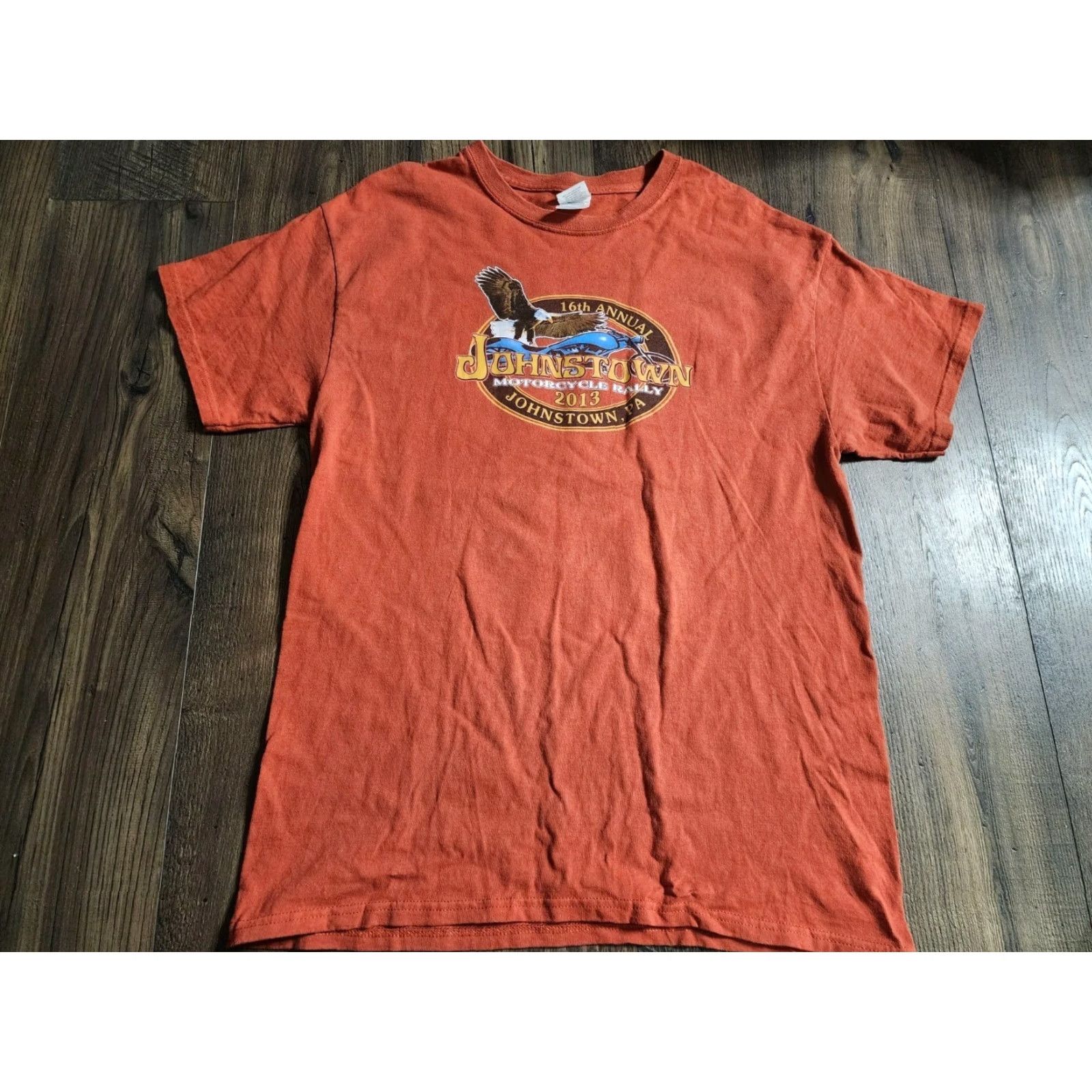 Gildan Mens T-Shirt L Gildan Orange Motorcycle Double-Sided 2013 Johnstown Bike Week Crew Neck Short Sleeve Vintage? No Size US L / EU 52-54 / 3 - 4 Thumbnail