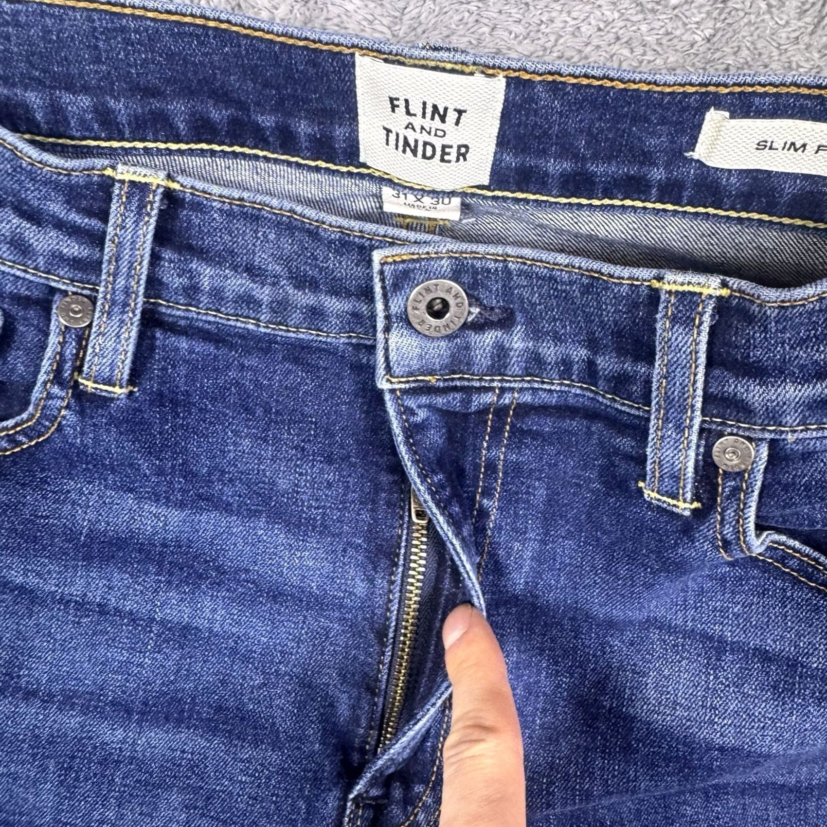 Flint And Tinder Flint and Tinder Jeans Mens 31x30 Slim Taper 5 Pocket Mid Rise Zip Fly Denim USA Jeans 31x30 Slim Tapered Men Stonewash Blue Denim USA Mens Jeans Size US 31 - 6 Thumbnail