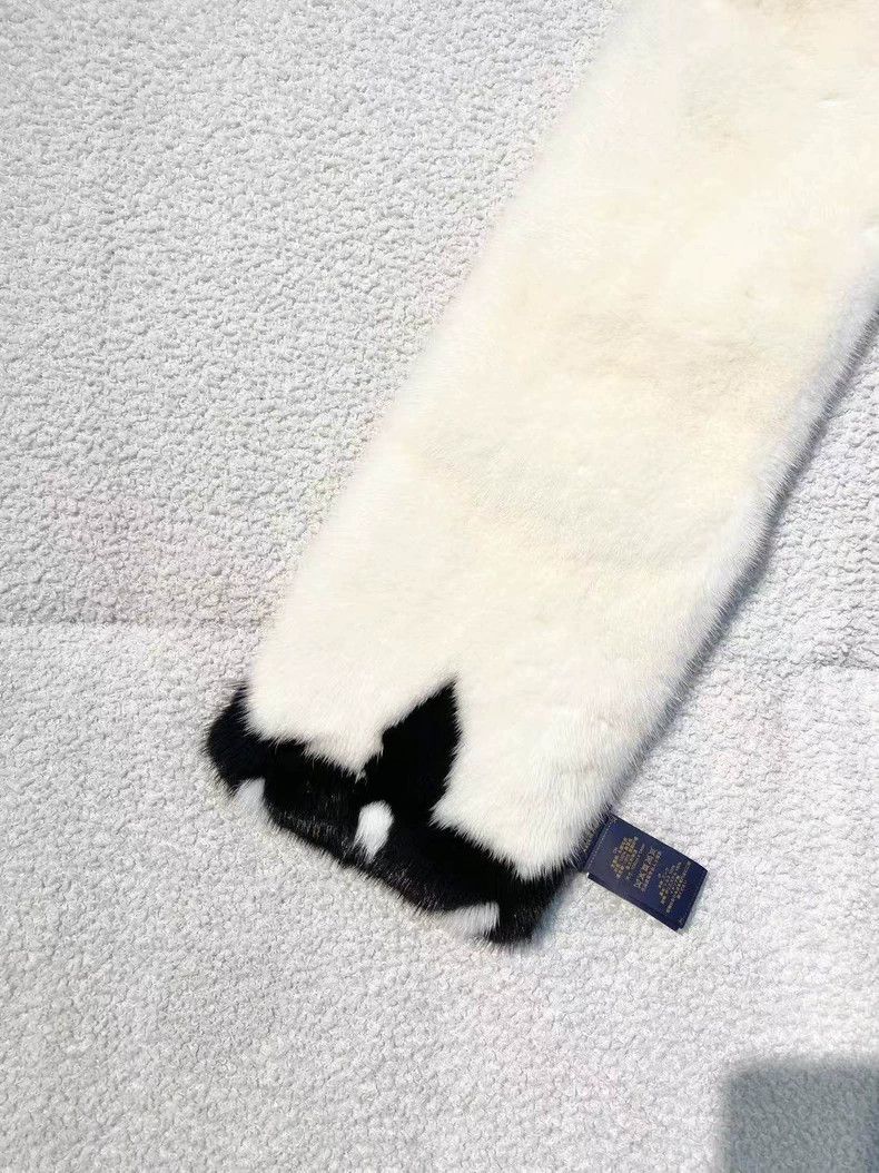 Louis Vuitton Louis Vuitton Black and white mink print scarf Size ONE SIZE - 3 Thumbnail