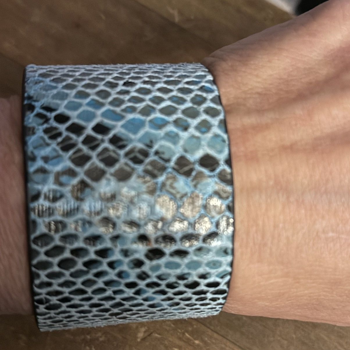 Other Wide blue snakeskin print bangle cuff bracelet Size ONE SIZE - 2 Thumbnail