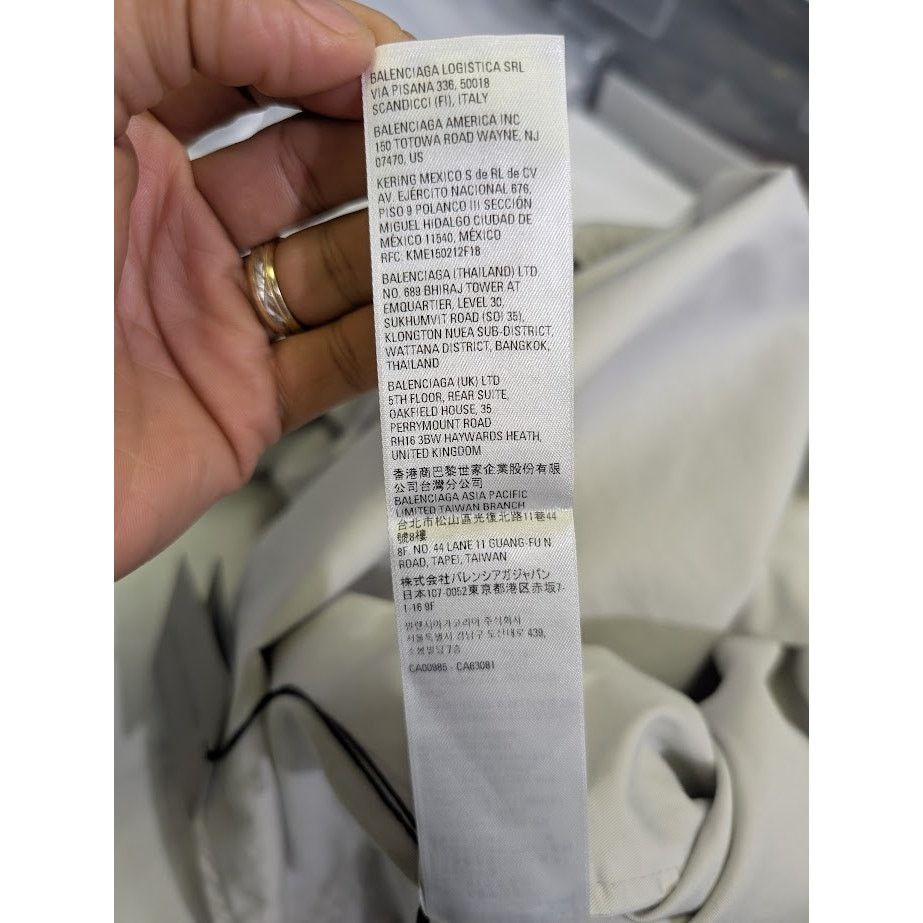 Balenciaga o1rshd1 Padded Shirt Cotton Twill in Dirty White Size US S / EU 44-46 / 1 - 20 Thumbnail