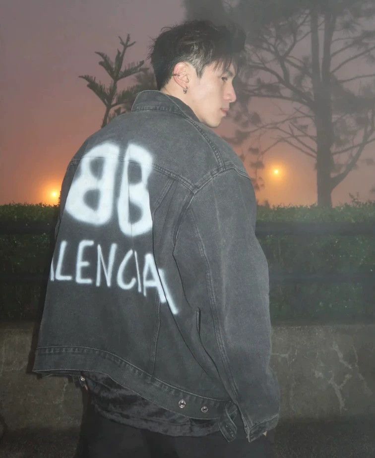 Balenciaga Balenciaga Black double B glowing graffiti denim jacket Size US S / EU 44-46 / 1 - 4 Thumbnail