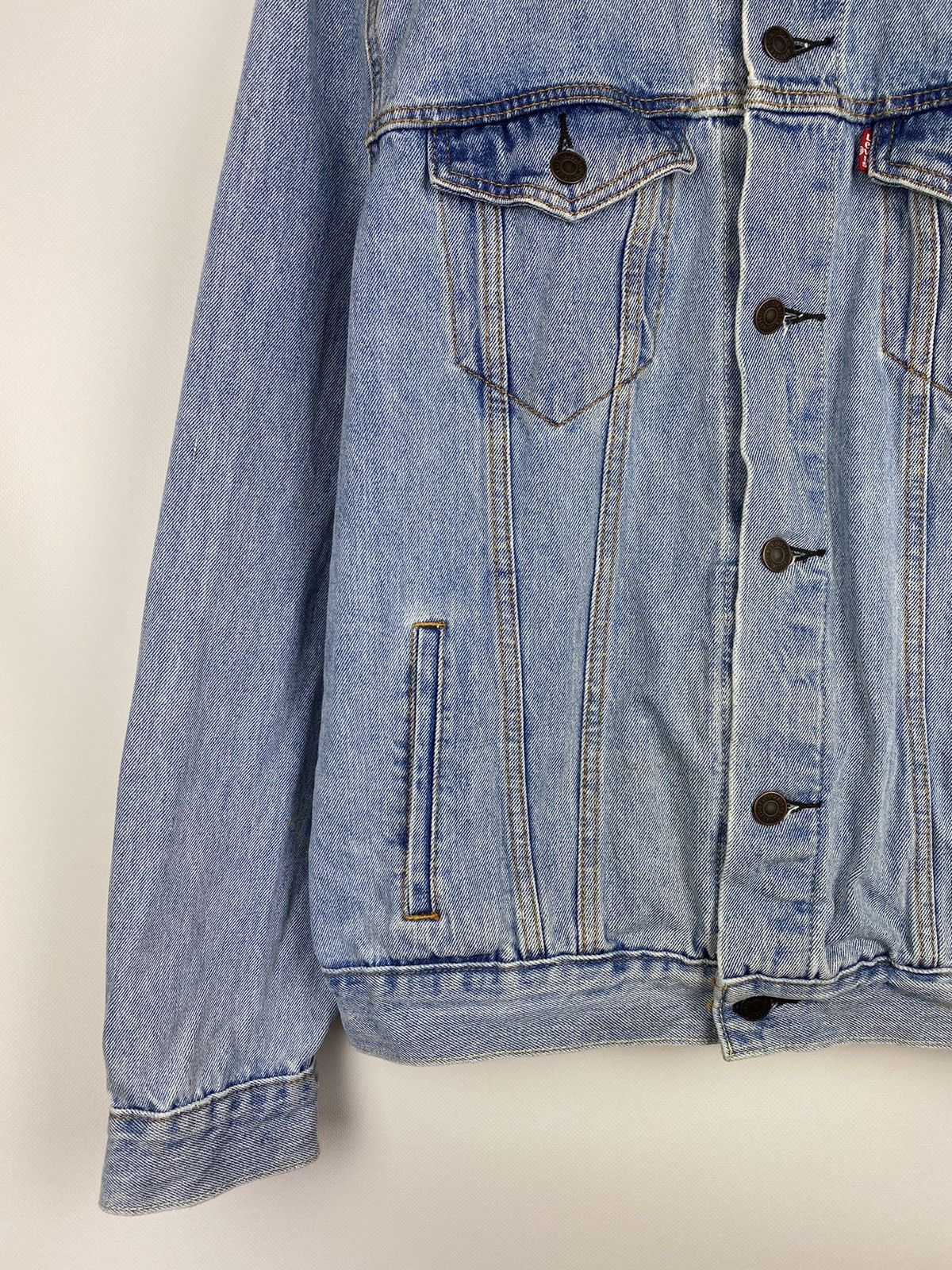 Levi's Levi’s men’s denim trucker jacket size L light blue Size US L / EU 52-54 / 3 - 7 Thumbnail