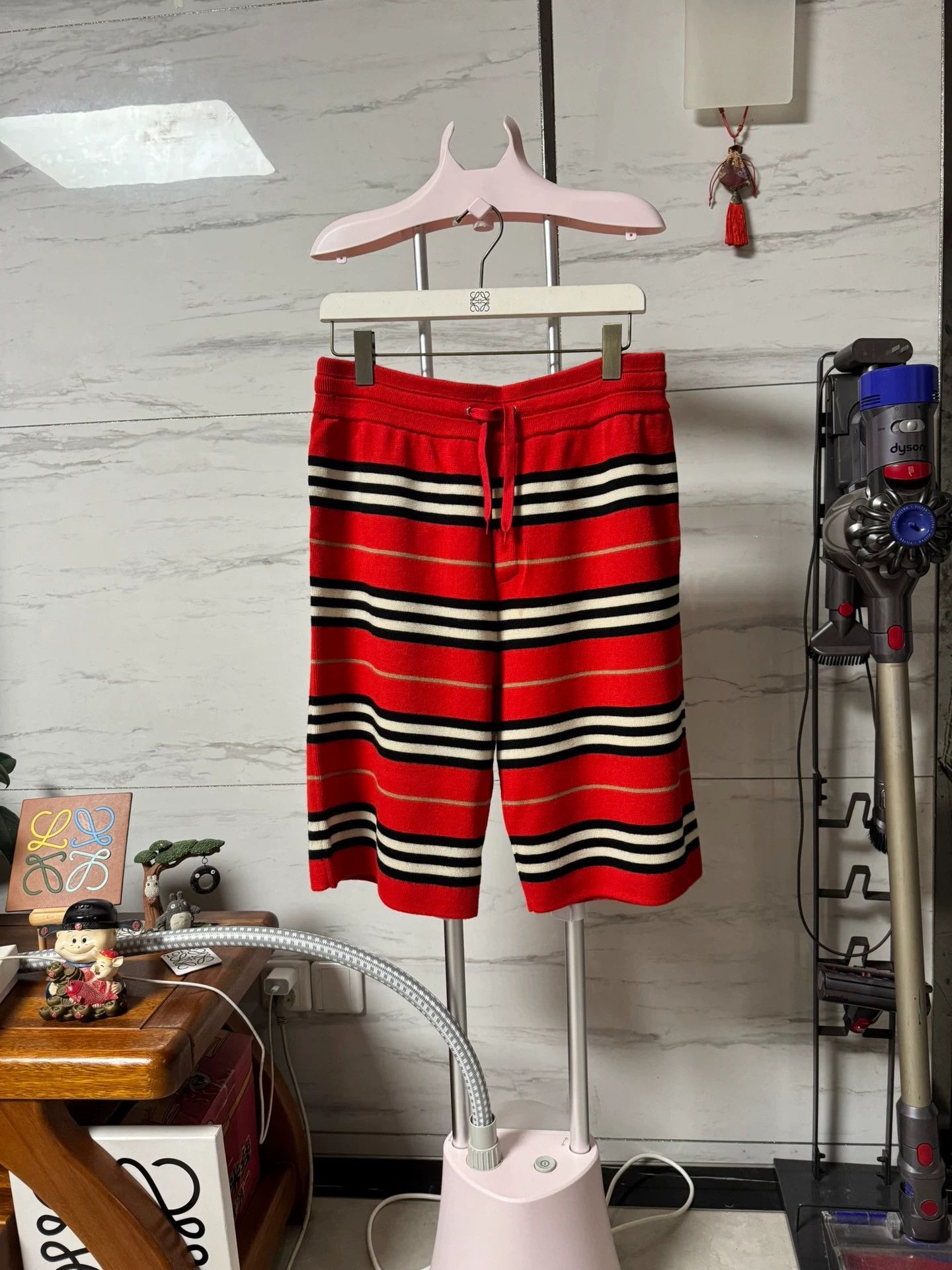 Burberry Burberry short like new with minor juice stain Size US 34 / EU 50 - 1 Thumbnail