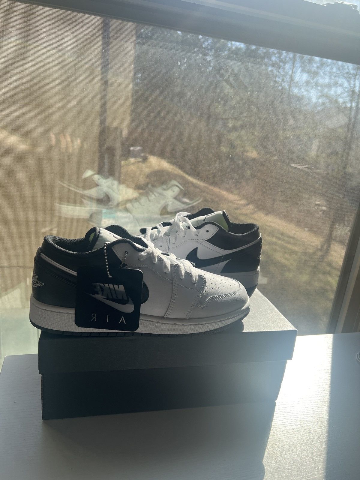 Jordan Brand × Nike Air Jordan 1 Low (GS) Size US 6 / EU 39 - 1 Thumbnail