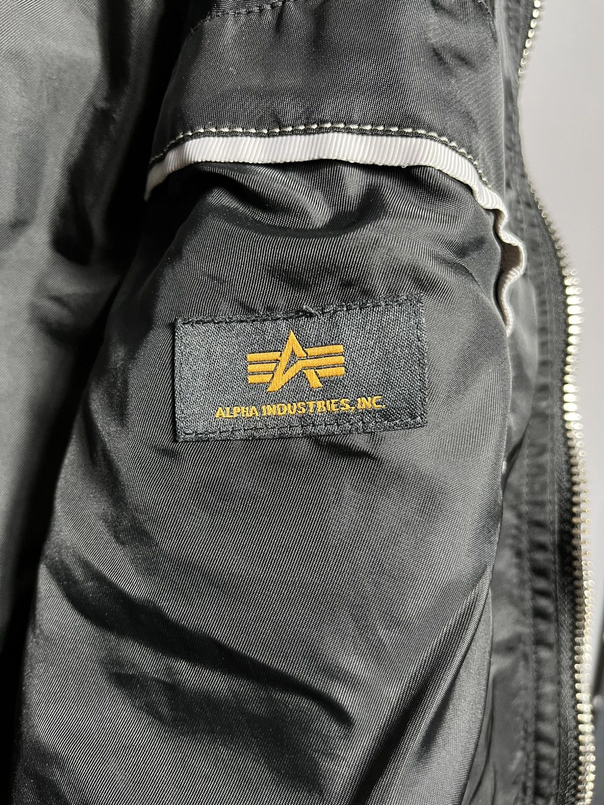 Alpha Industries alpha industries bomber jacket ma-1 flight pilot black nylon Size L / US 10 / IT 46 - 10 Thumbnail