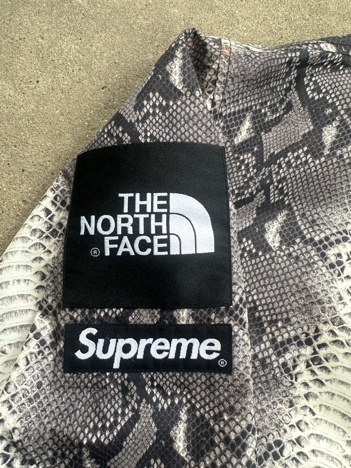 Supreme × The North Face Supreme The North Face Snakeskin Taped Seam Jacket size M Size US M / EU 48-50 / 2 - 4 Thumbnail
