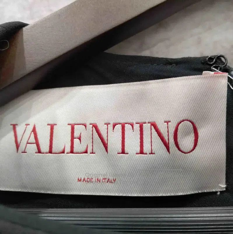 Valentino Valentino Short Sleeve Black Dress with Floral Detail . Size S / US 4 / IT 40 - 3 Thumbnail