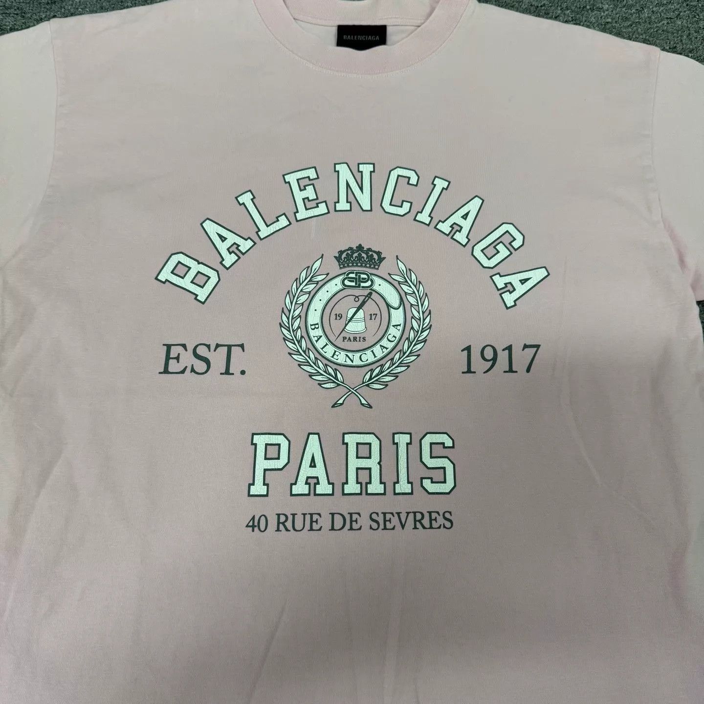 Balenciaga Balenciaga Pink Preppy Badge Print SS Tee XS 99N Size XS / US 0-2 / IT 36-38 - 4 Thumbnail