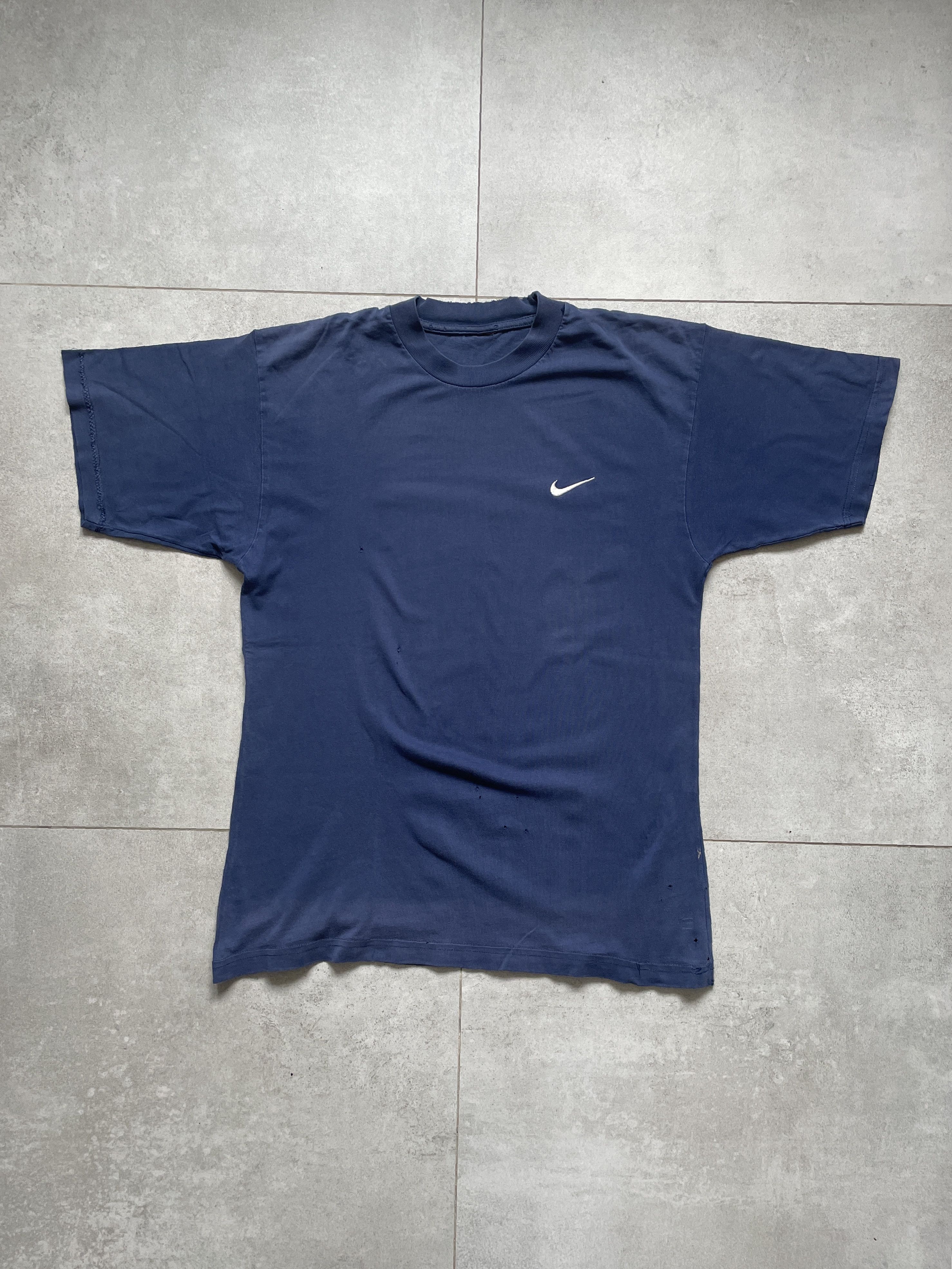 Nike NIKE VINTAGE 90S DISTRESSED WASHED NAVY MINI SWOOSH TEE Size US M / EU 48-50 / 2 - 1 Thumbnail