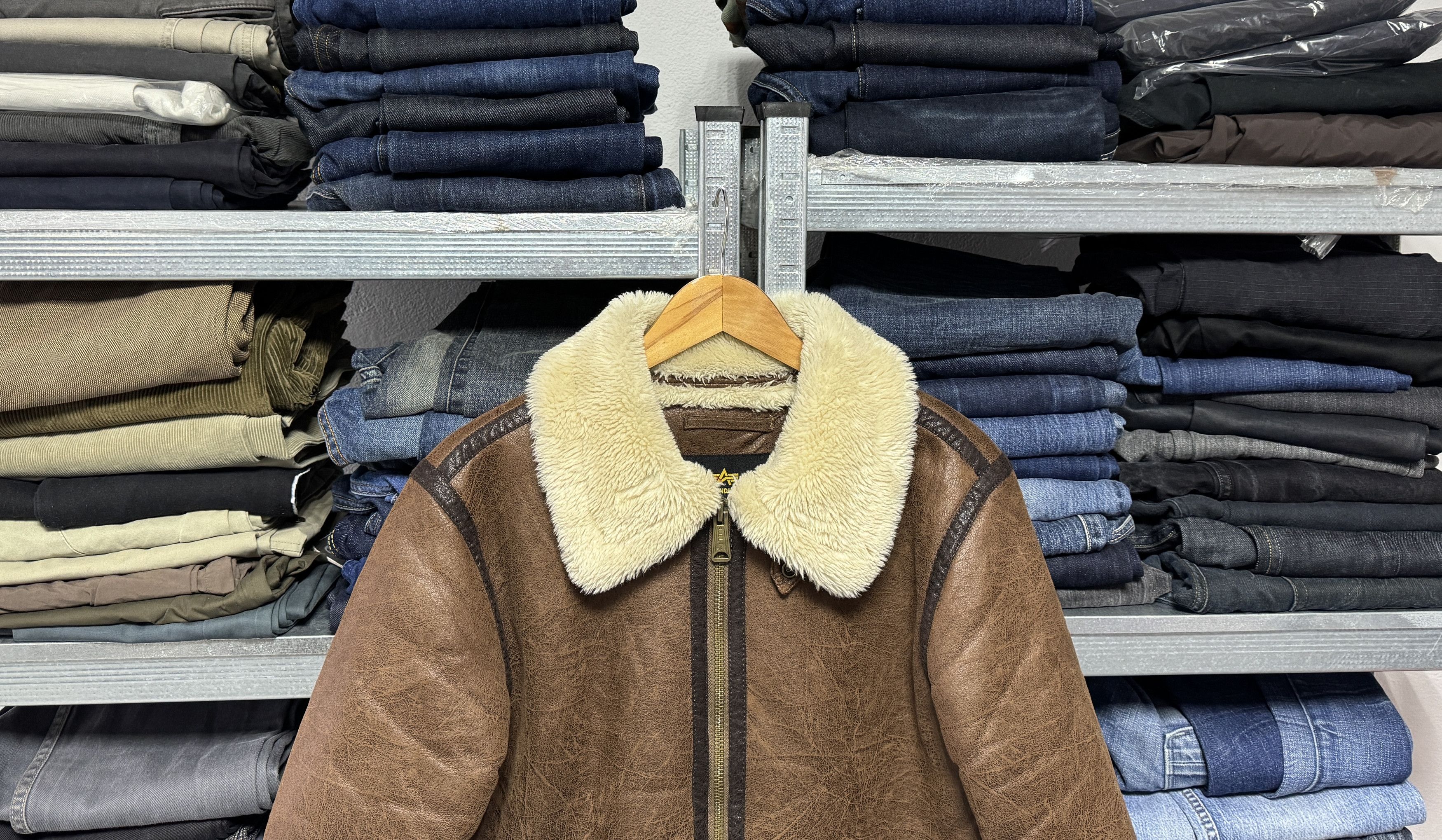 Alpha Industries Alpha Industries B-3 Sheepskin Brown Pilot Rare Man’s Jacket Size US S / EU 44-46 / 1 - 4 Thumbnail