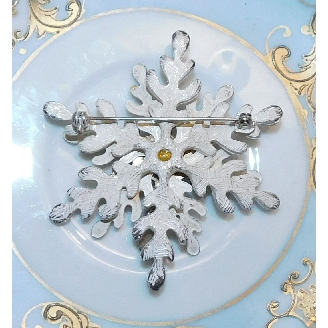 Other Vintage White Snowflake Brooch With Silver Tone And Blue Acc Size ONE SIZE - 3 Thumbnail