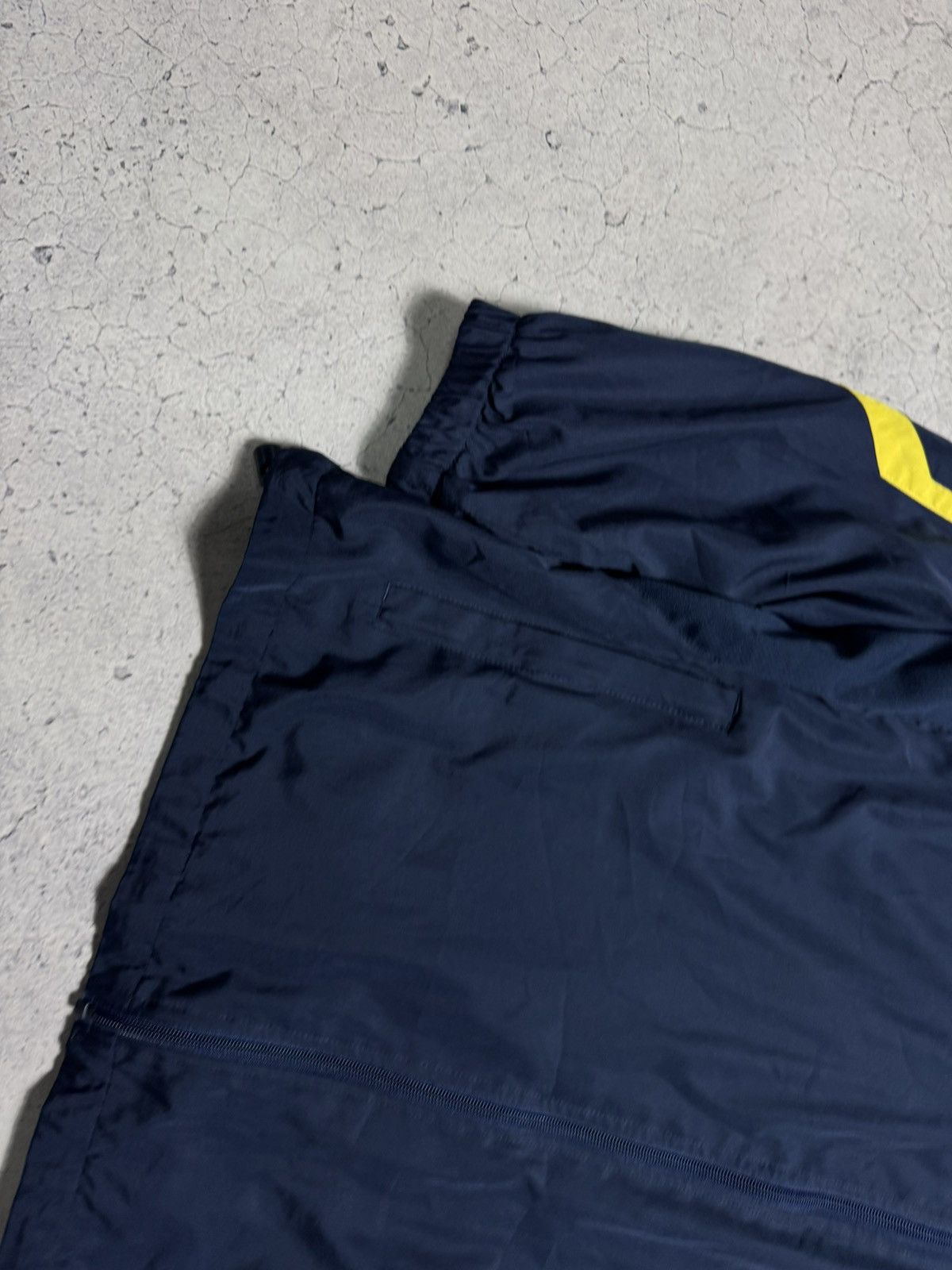 Umbro Umbro Sweden Vintage Nylon Football Track Jacket Soccer Size US L / EU 52-54 / 3 - 2 Thumbnail