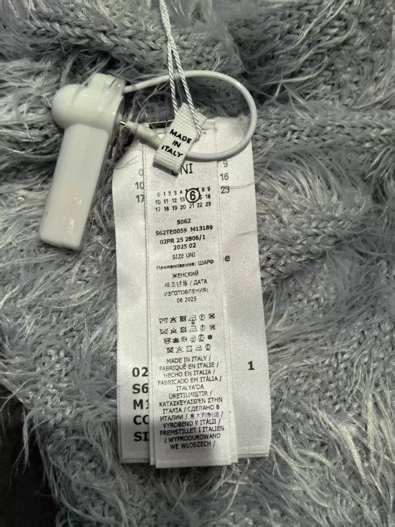 Maison Margiela NWT MM6 Maison Margiela Furry Scarf - Light Grey Size ONE SIZE - 14 Thumbnail