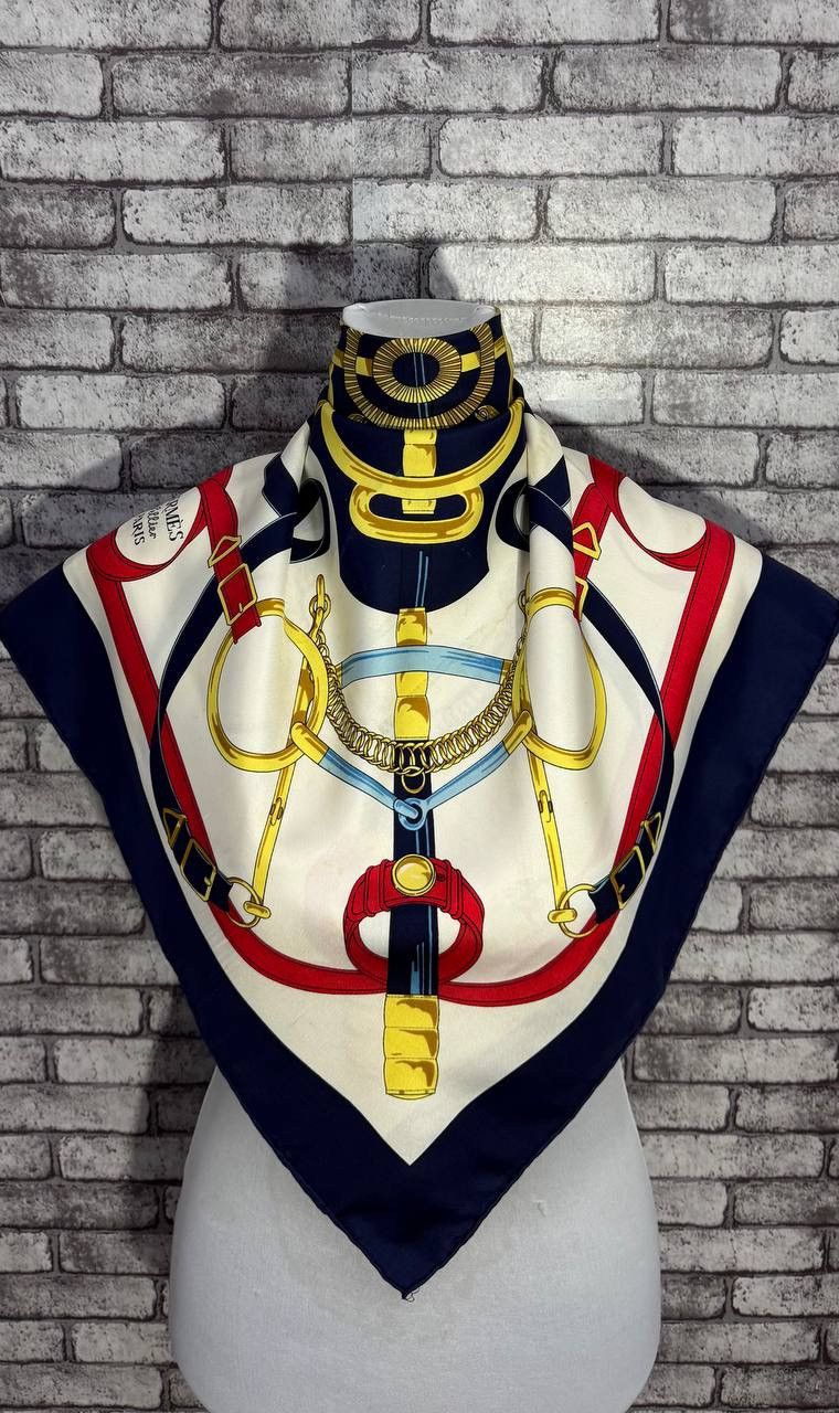 Free shippingHermes “ Eperon d’Or ” silk scarf (35”x35”)H36