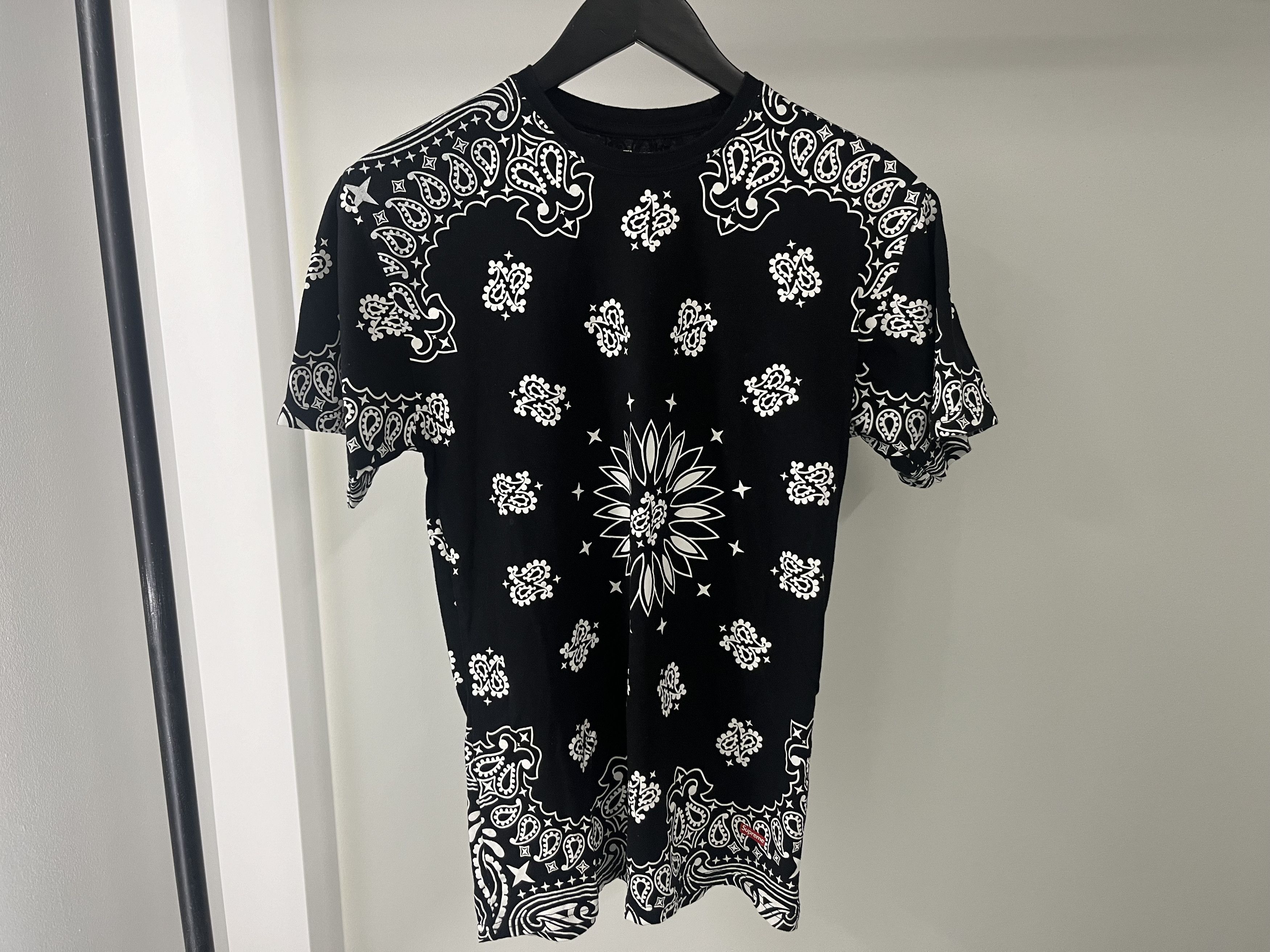 Supreme Supreme Hanes Bandana Tagless Tee Size US S / EU 44-46 / 1 - 1 Thumbnail