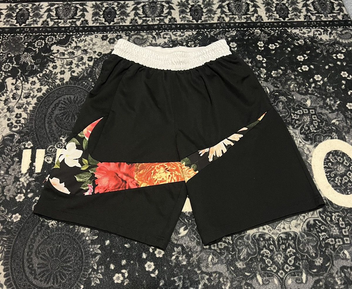 Nike NIKE FLORAL CHECK SHORTS Size US 30 / EU 46 - 1 Thumbnail