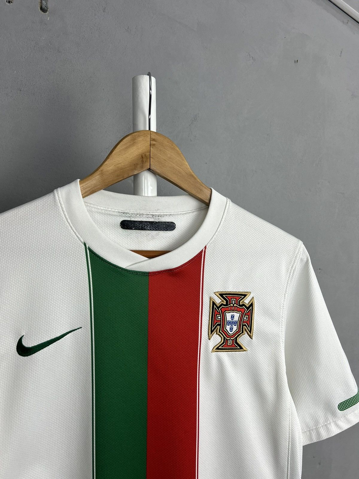 Nike PORTUGAL 2010 2011 AWAY NIKE FOOTBALL SHIRT SOCCER JERSEY Size US S / EU 44-46 / 1 - 3 Thumbnail