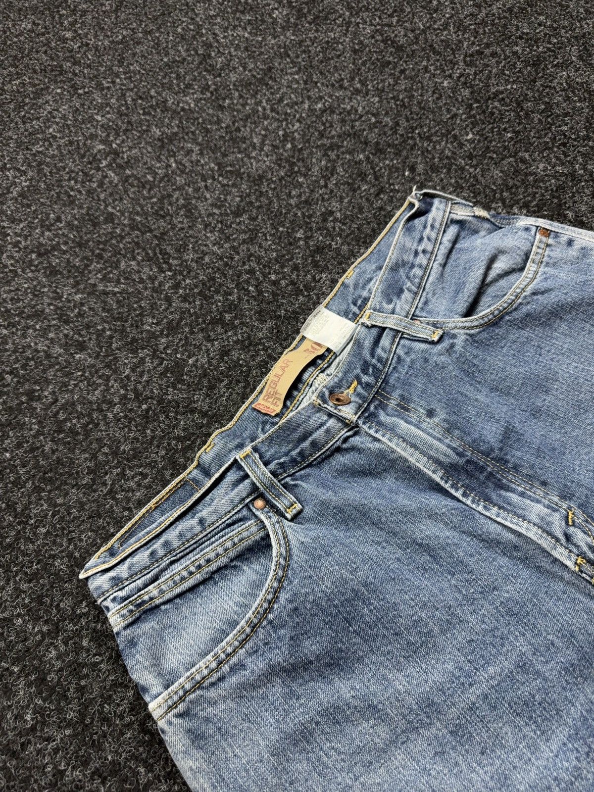 Levi's Retro 00s Levi’s 505 USA Regular Fit Light Wash Denim Jeans Size US 36 / EU 52 - 8 Thumbnail