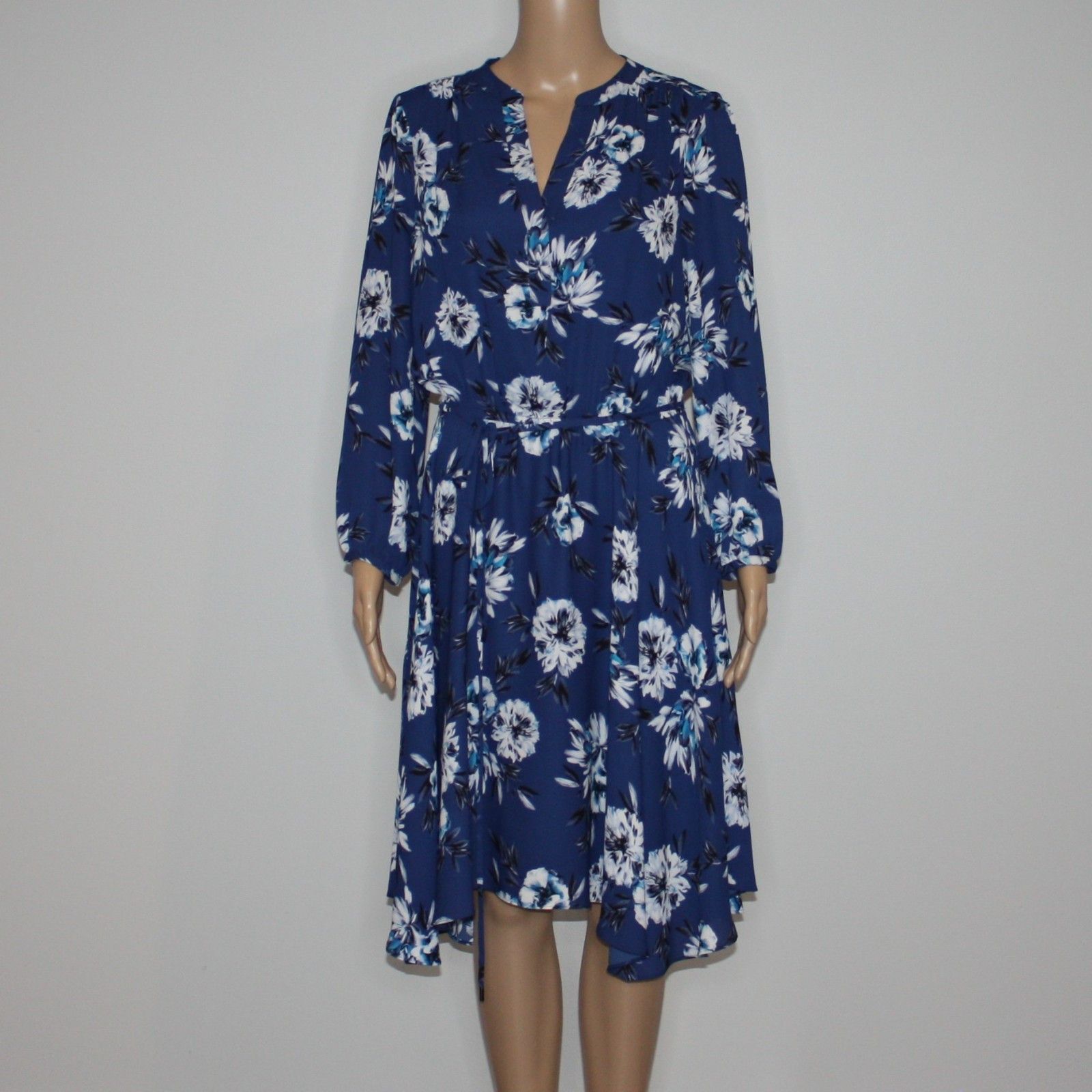 White House Black Market Floral Print Soft Blouson Dress in size US 8 Size M / US 6-8 / IT 42-44 - 2 Thumbnail