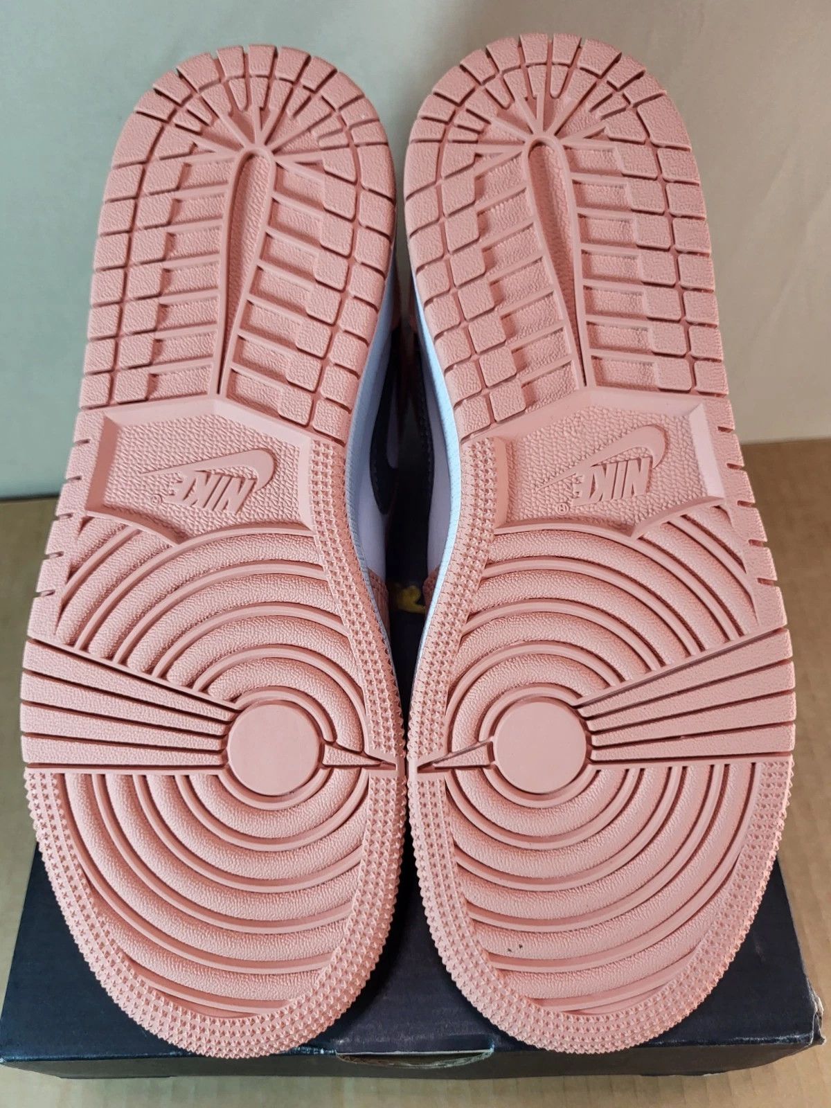 Nike Nike Air Jordan 1 Mid “Pink Quartz” (GS) – 555112‑603 Size US 6 / IT 36 - 3 Thumbnail