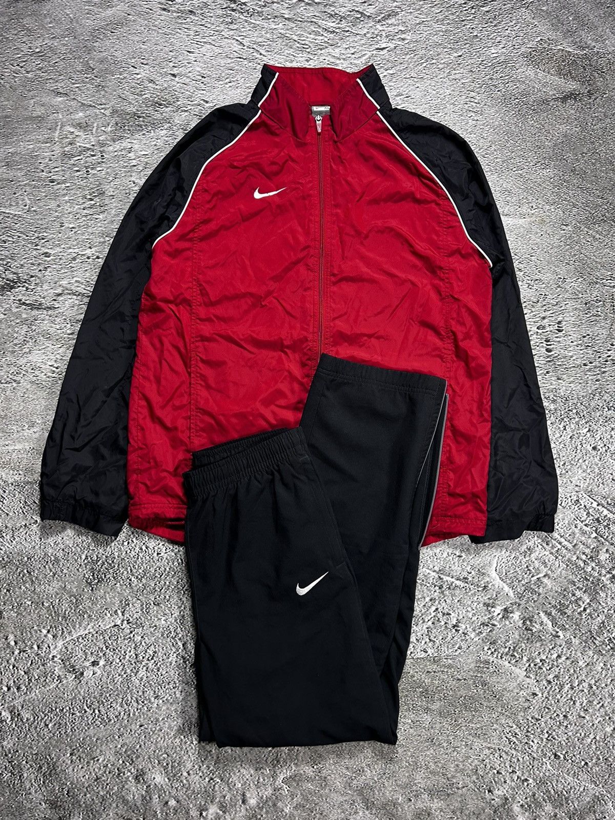 Red and black nike suit hotsell