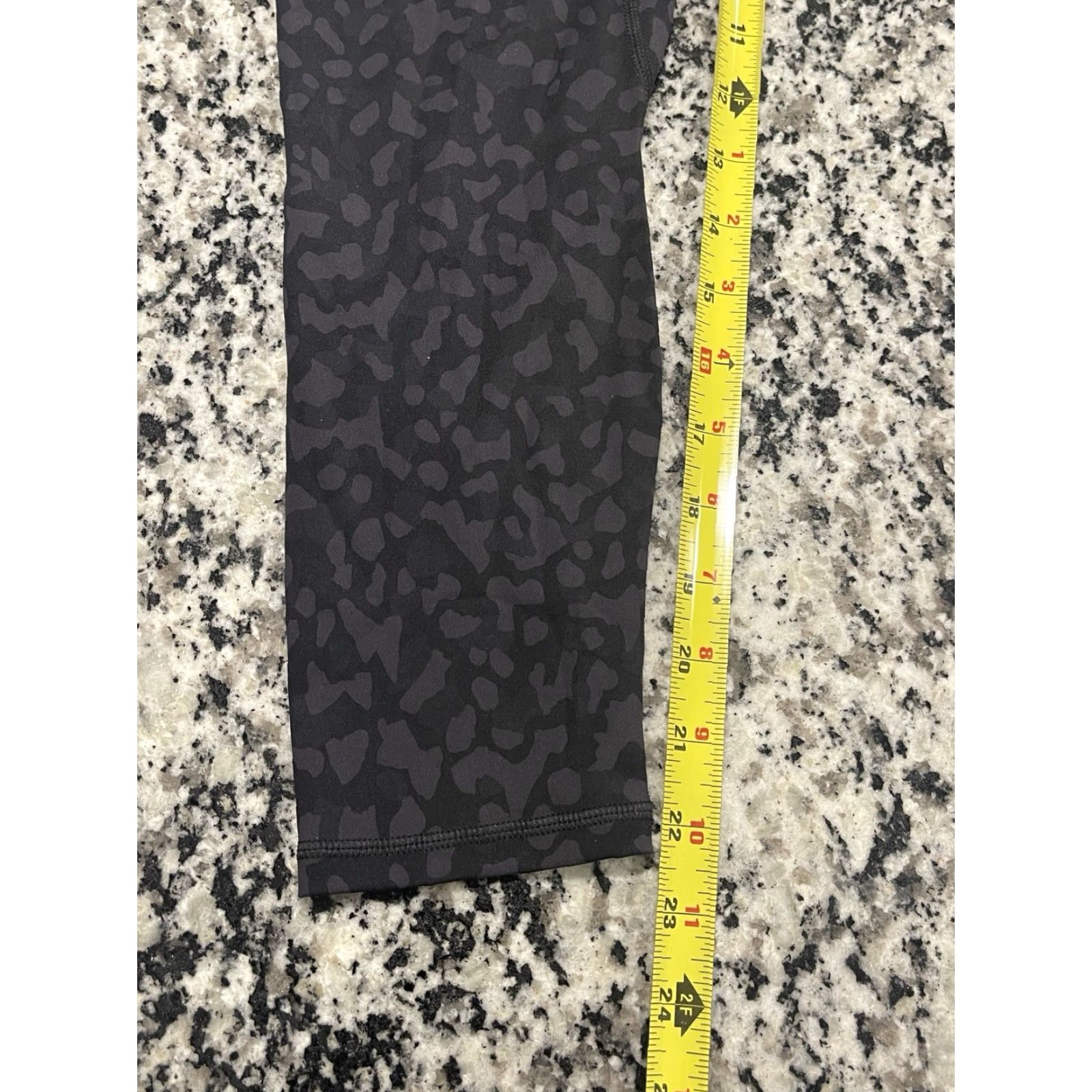 Lululemon Lululemon Leggings Women 8 Black Camouflage Ankle 22.5 Inseam Stretch Activewear Yoga Run Align Pant Athletic Womens Size 30" / US 8 / IT 44 - 3 Thumbnail