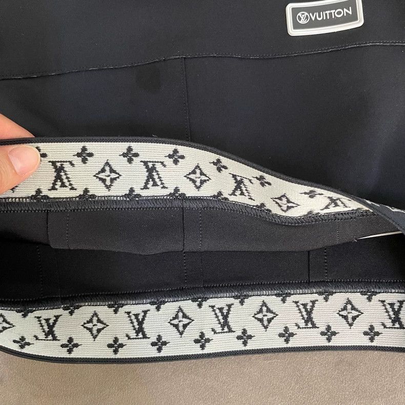 Louis Vuitton Black hem full of logo short sleeves