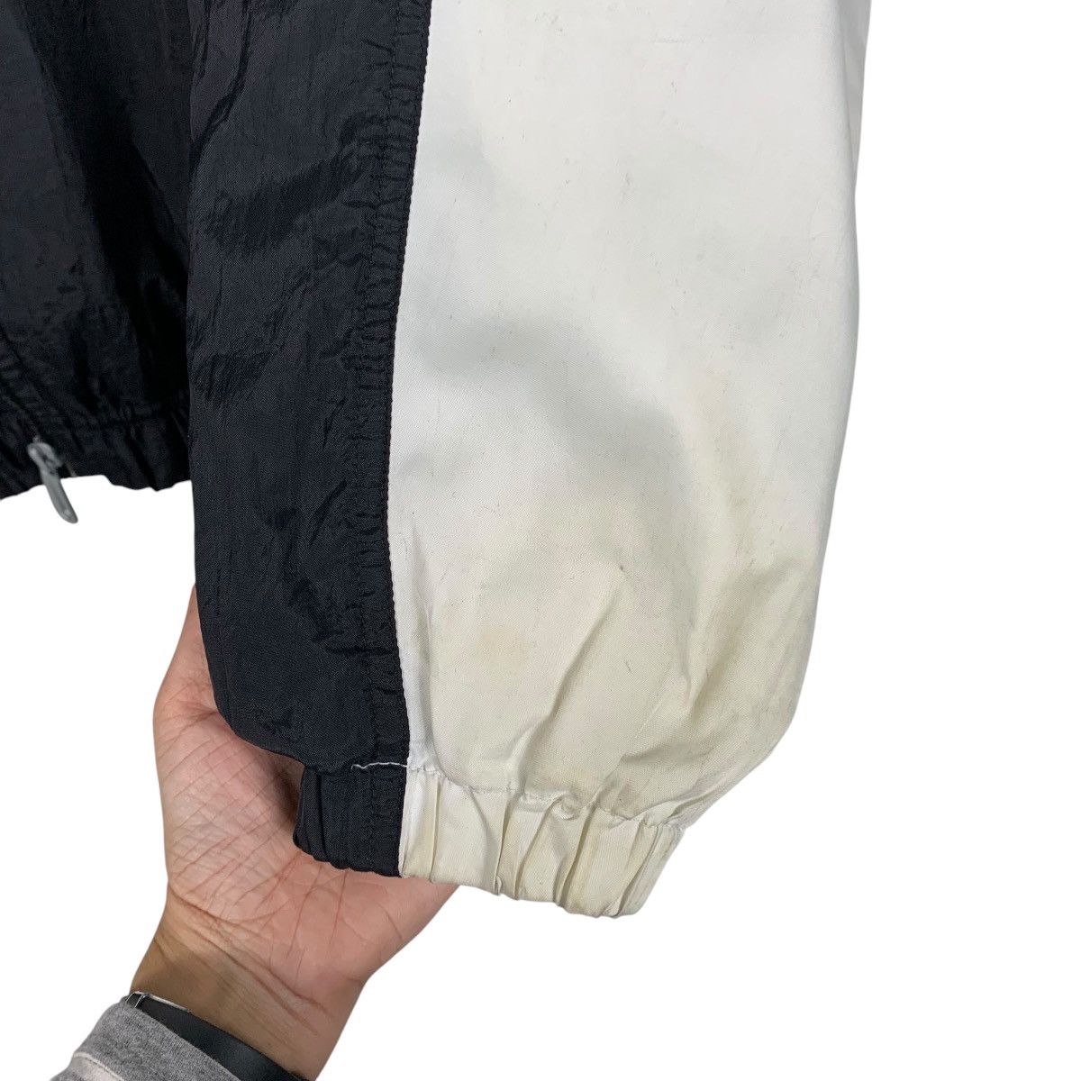 Nike Vintage Nike Big Logo Swoosh Windbreaker Jacket Size US L / EU 52-54 / 3 - 13 Thumbnail