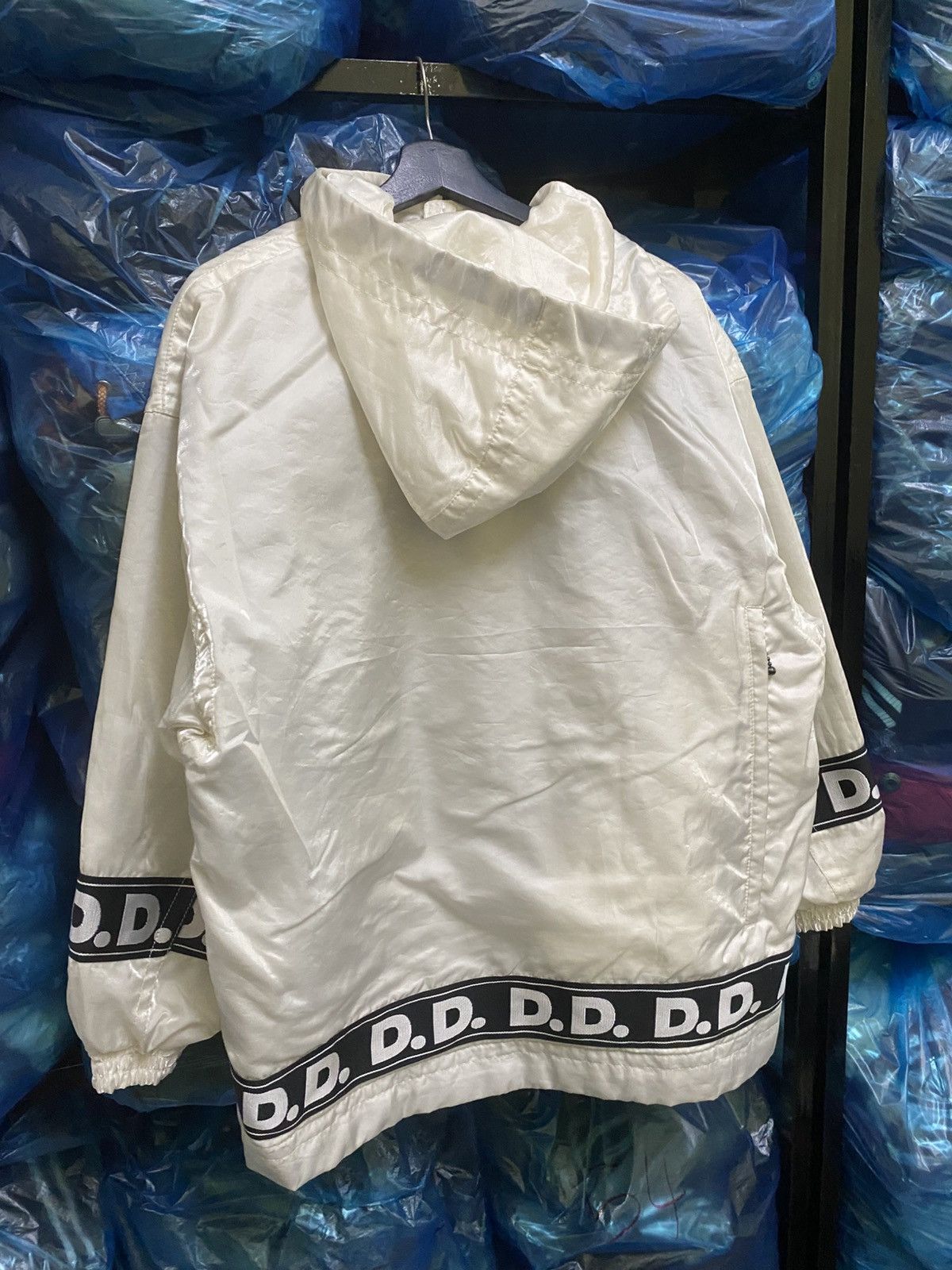 Descente Vintage Descente Decor D.D. Logo Tape Windbreaker White Size US L / EU 52-54 / 3 - 14 Thumbnail