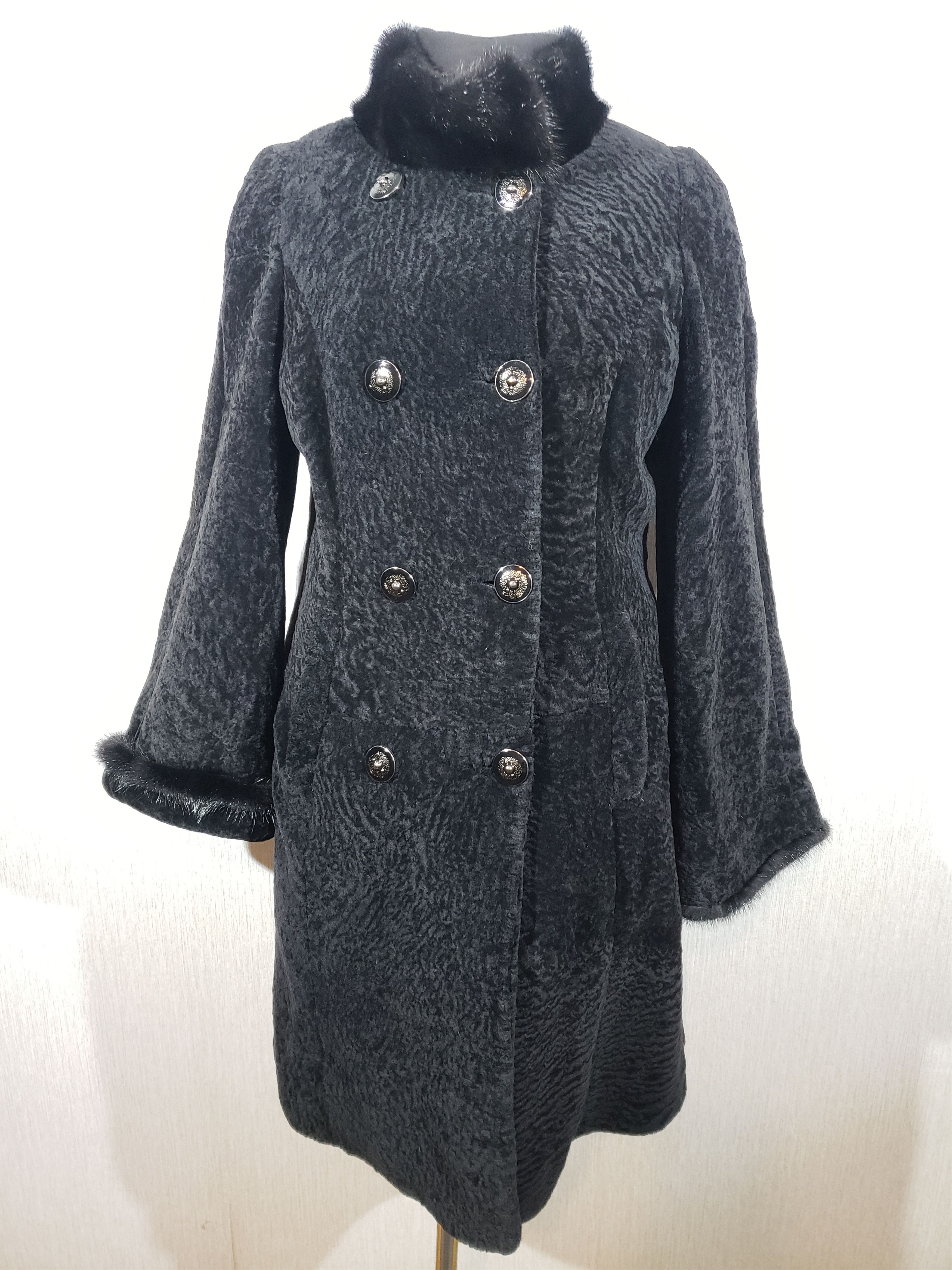 Uniqlo Black women's fur coat with a sheepskin and mink collar. Size L / US 10 / IT 46 - 1 Thumbnail